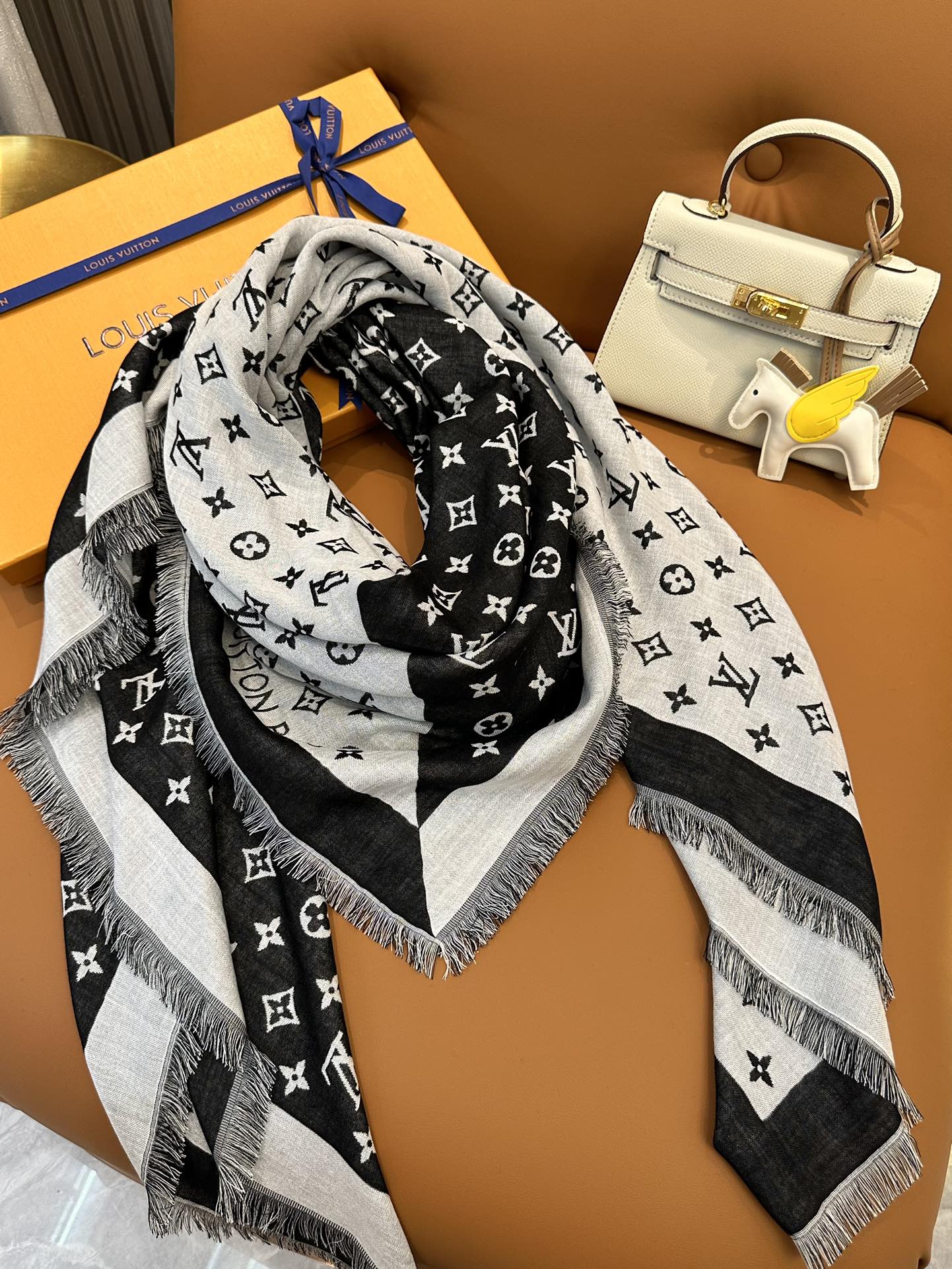 路L家-Monogram圖案披肩 40*140cm 60%絲40%羊毛