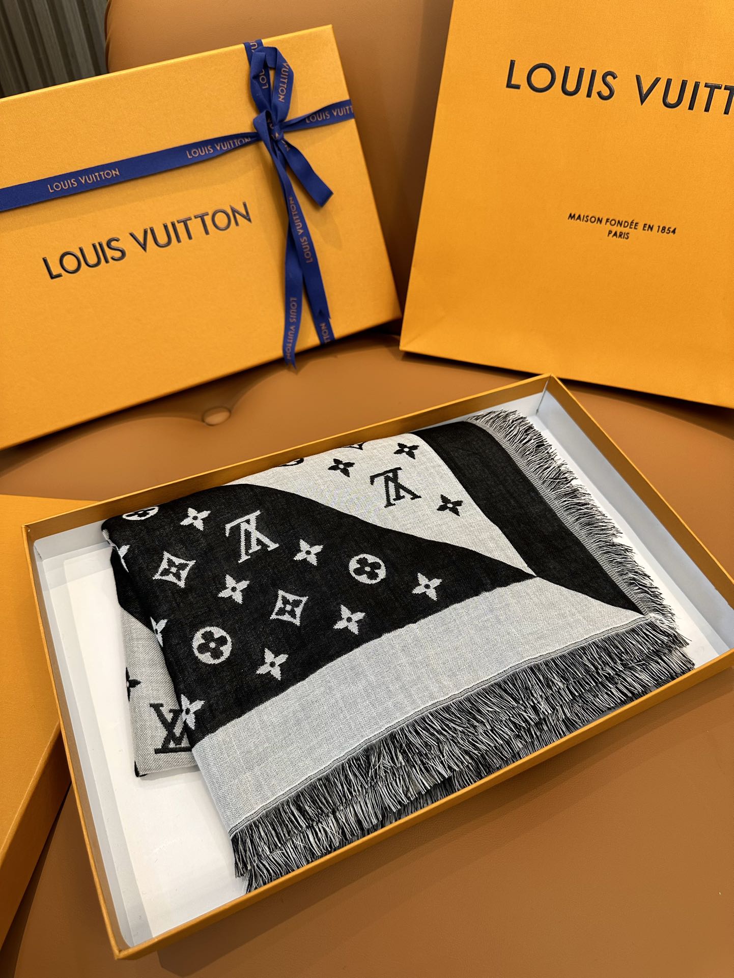 路L家-Monogram圖案披肩 40*140cm 60%絲40%羊毛