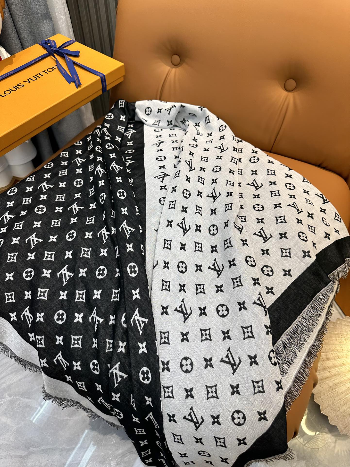 路L家-Monogram圖案披肩 40*140cm 60%絲40%羊毛