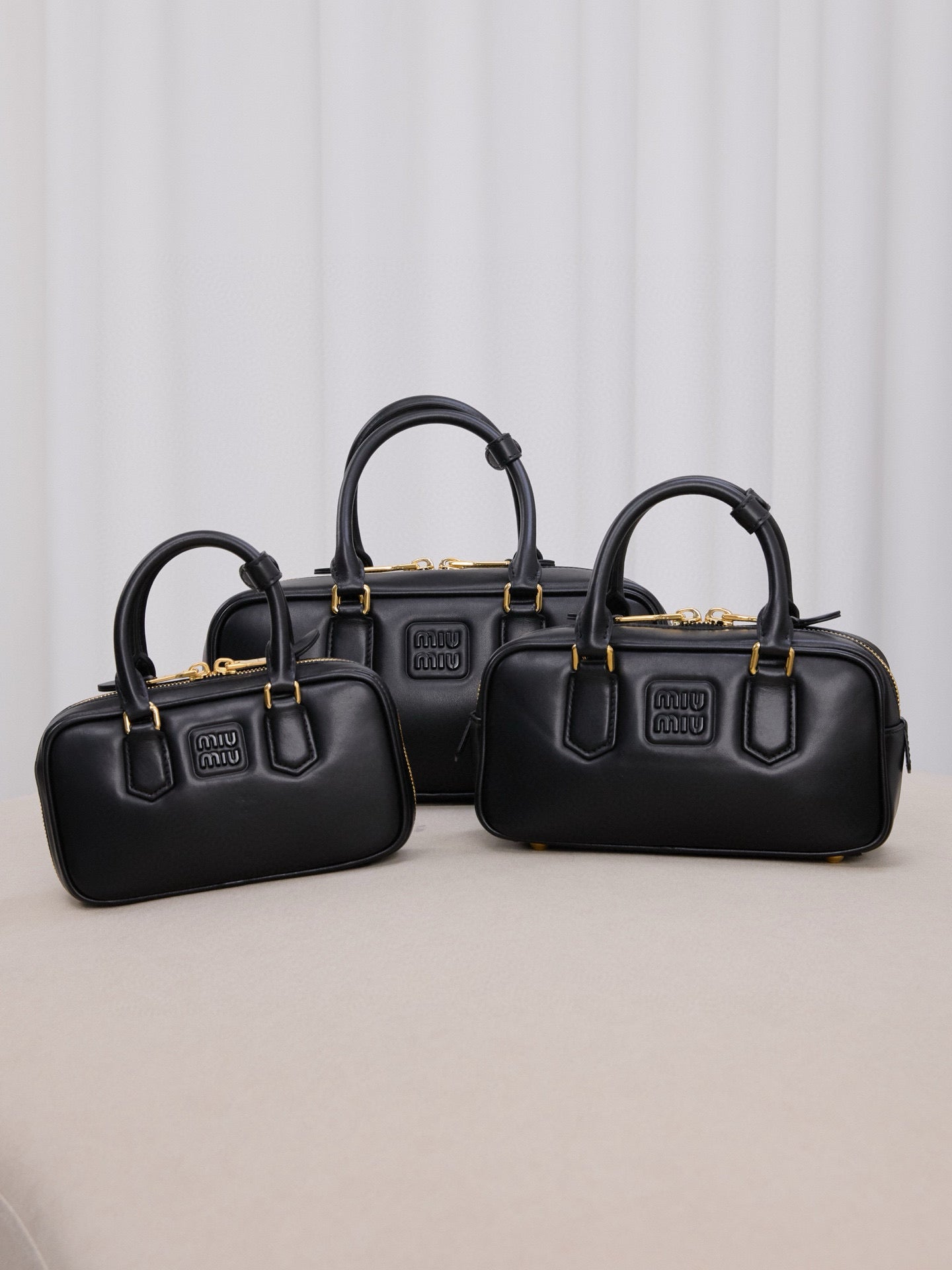 穆M家-5B088M980 𝗔𝗥𝗖𝗔𝗗𝗜𝗘 牛皮革 保齡球包 mini號 黑色