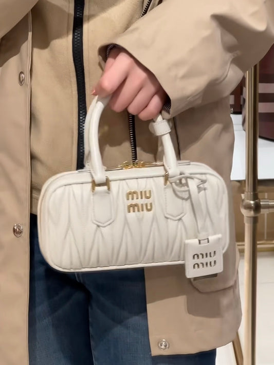 穆M家-5B088M1100 褶皺保齡球包 mini 白色