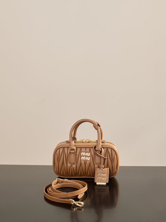 穆M家-5B088M1100 褶皺保齡球包 mini 焦糖色