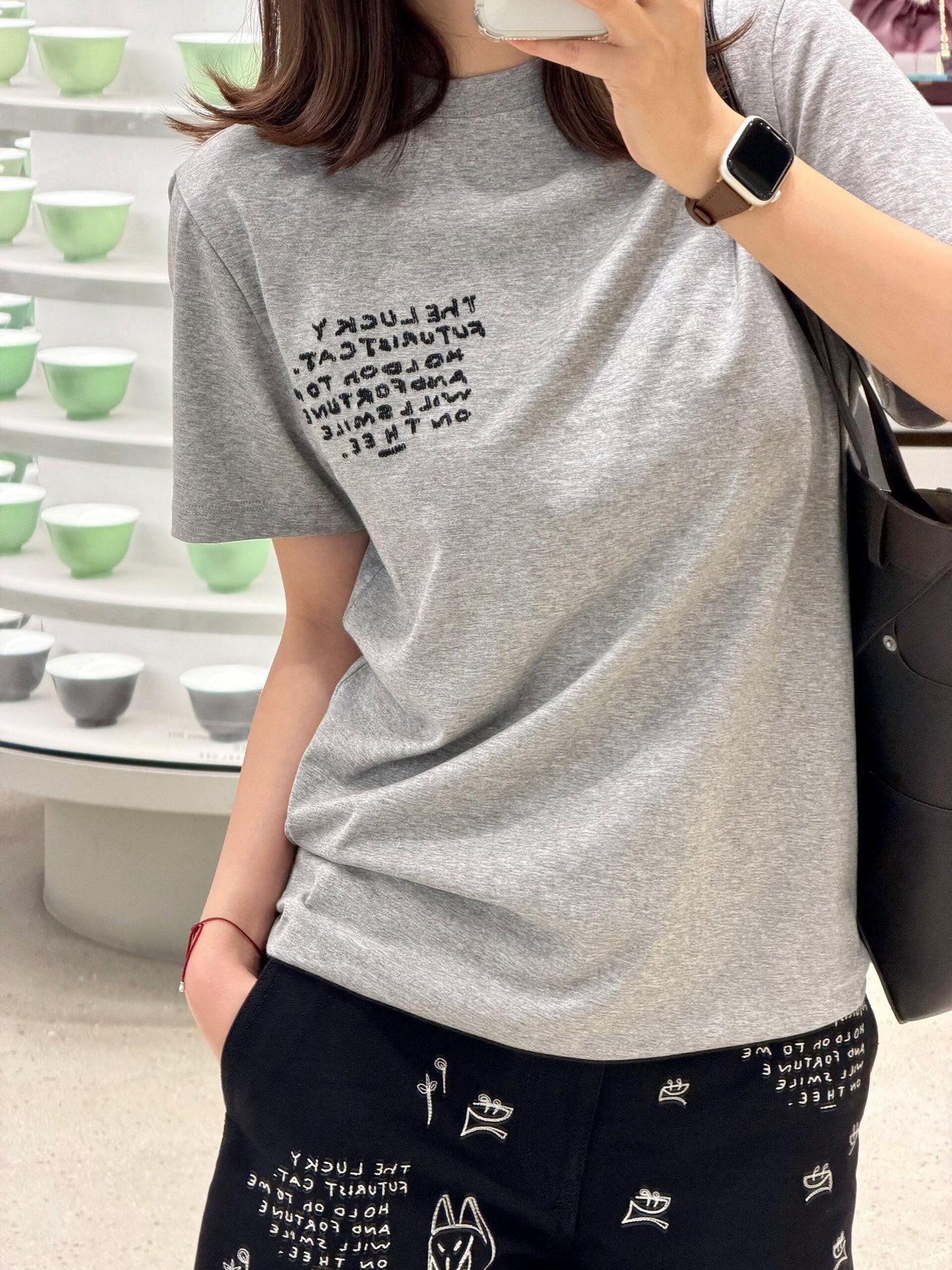 路L家-聯名新款刺繡貓咪灰調短袖T