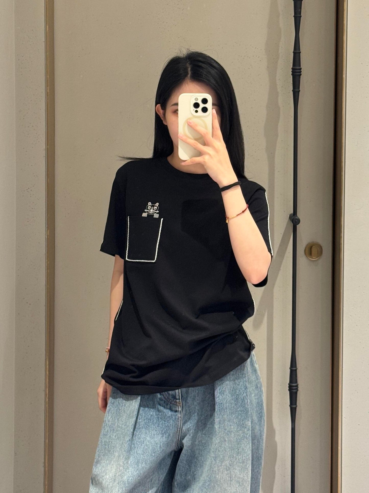 路L家-聯名口袋喵咪刺繡短袖T 黑色