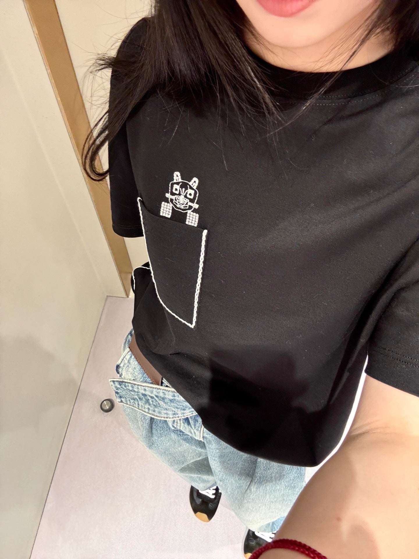 路L家-聯名口袋喵咪刺繡短袖T 黑色