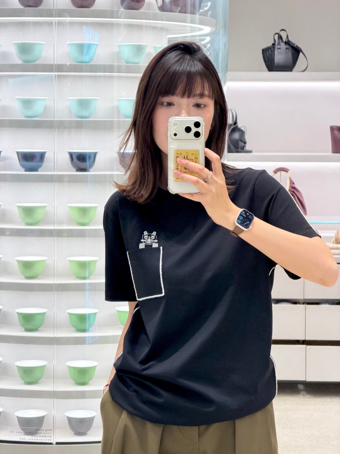 路L家-聯名口袋喵咪刺繡短袖T 黑色