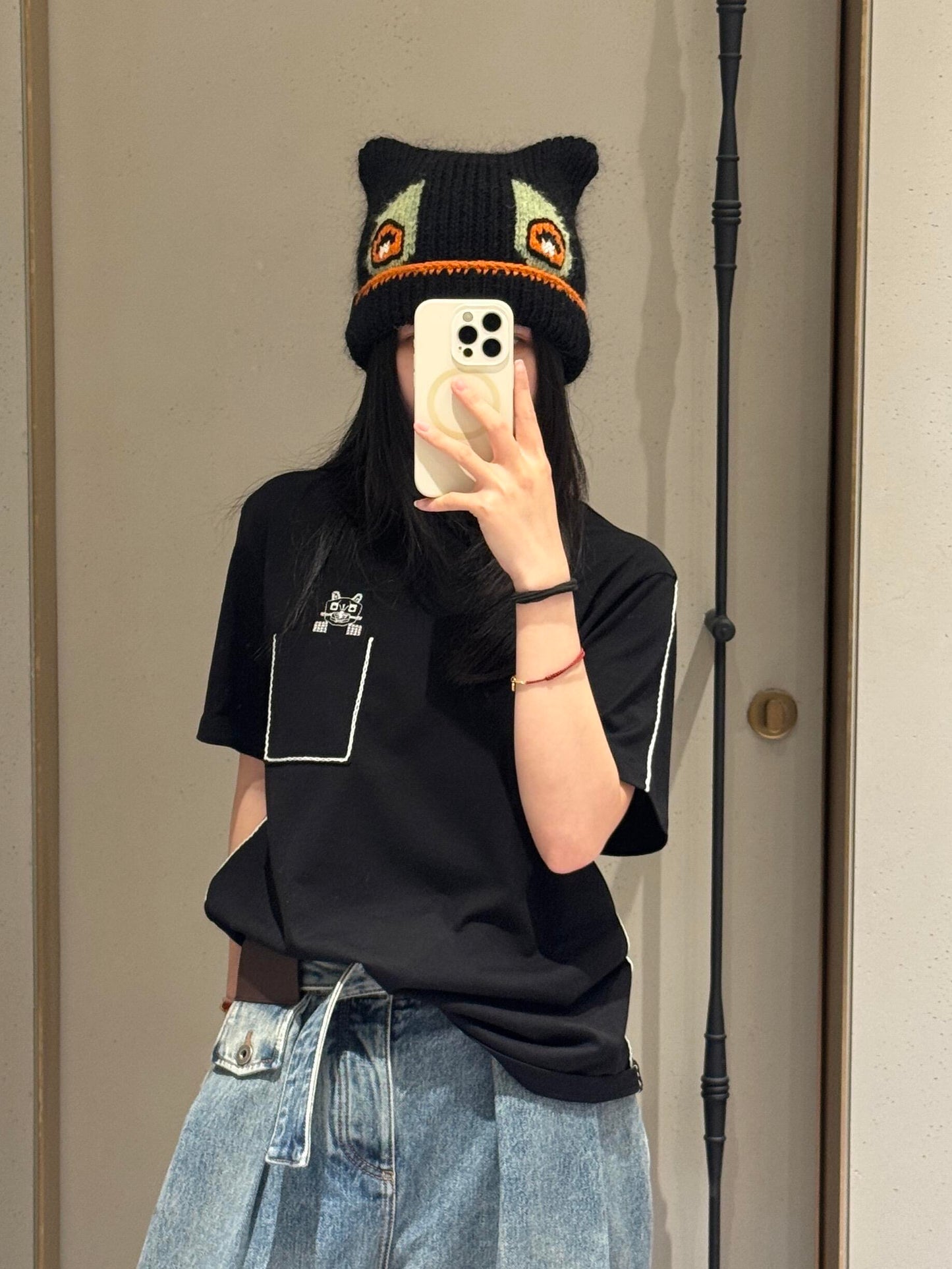 路L家-聯名口袋喵咪刺繡短袖T 黑色