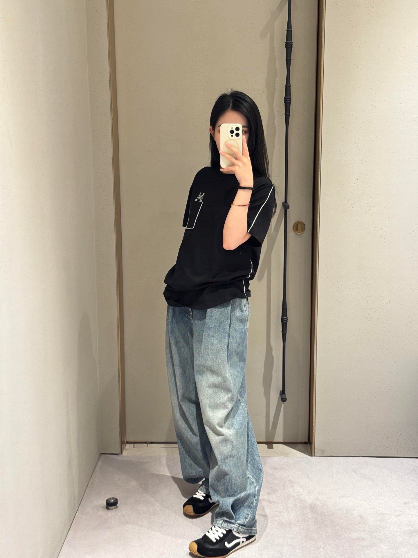 路L家-聯名口袋喵咪刺繡短袖T 黑色