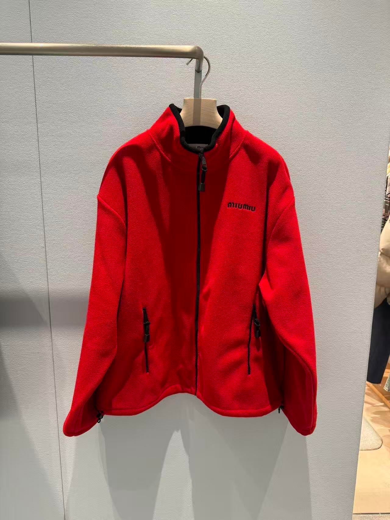 穆M家-紅色微標刺繡搖粒絨立領拉鍊外套