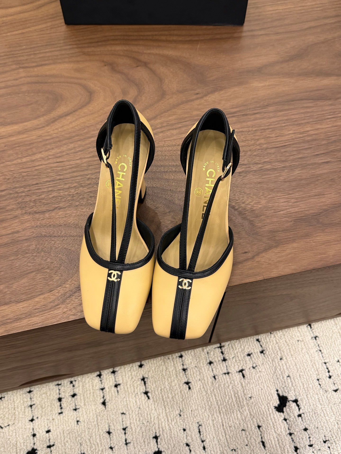 小香家-𝟐𝟔馬蹄高底中空涼鞋 黃色