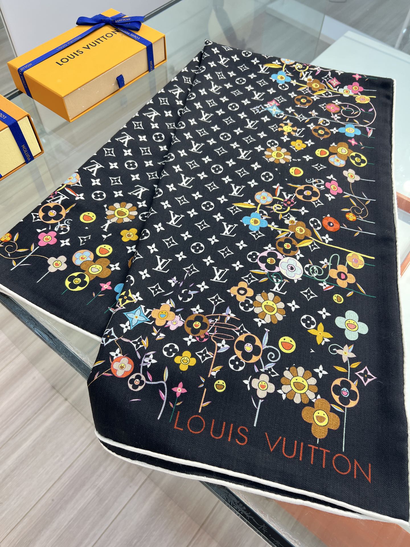 路L家-絲毛雙面同色印花 135 x 135 厘米