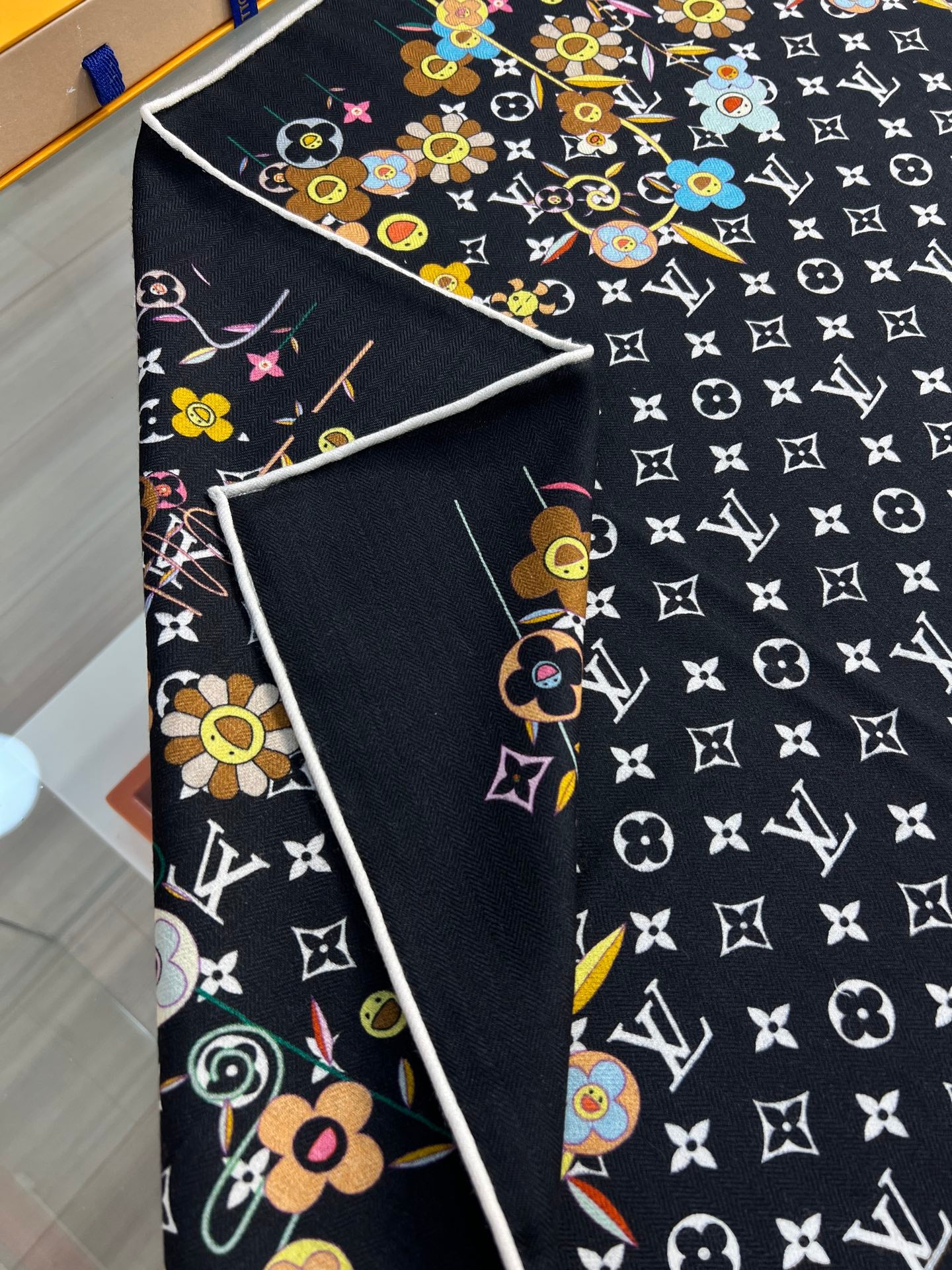 路L家-絲毛雙面同色印花 135 x 135 厘米