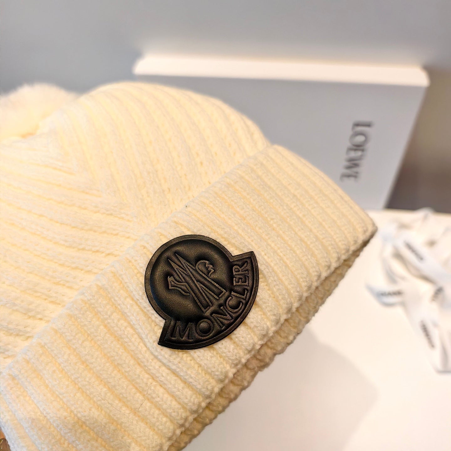 Moncler-2025秋冬新款 毛球毛帽-白色