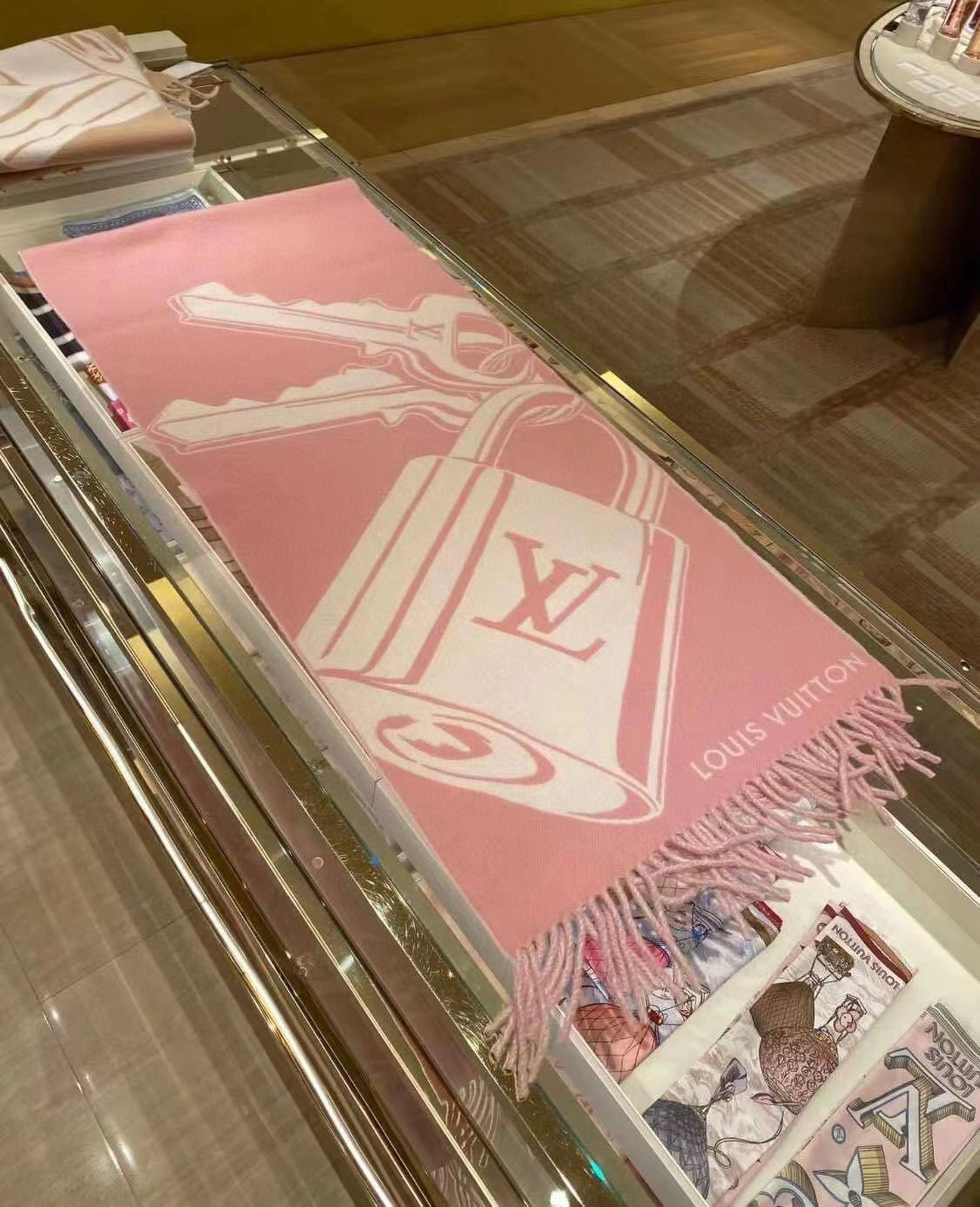路L家-毛絨混紡針織 45 x 215 厘米 60% 綿羊毛，40% 山羊絨