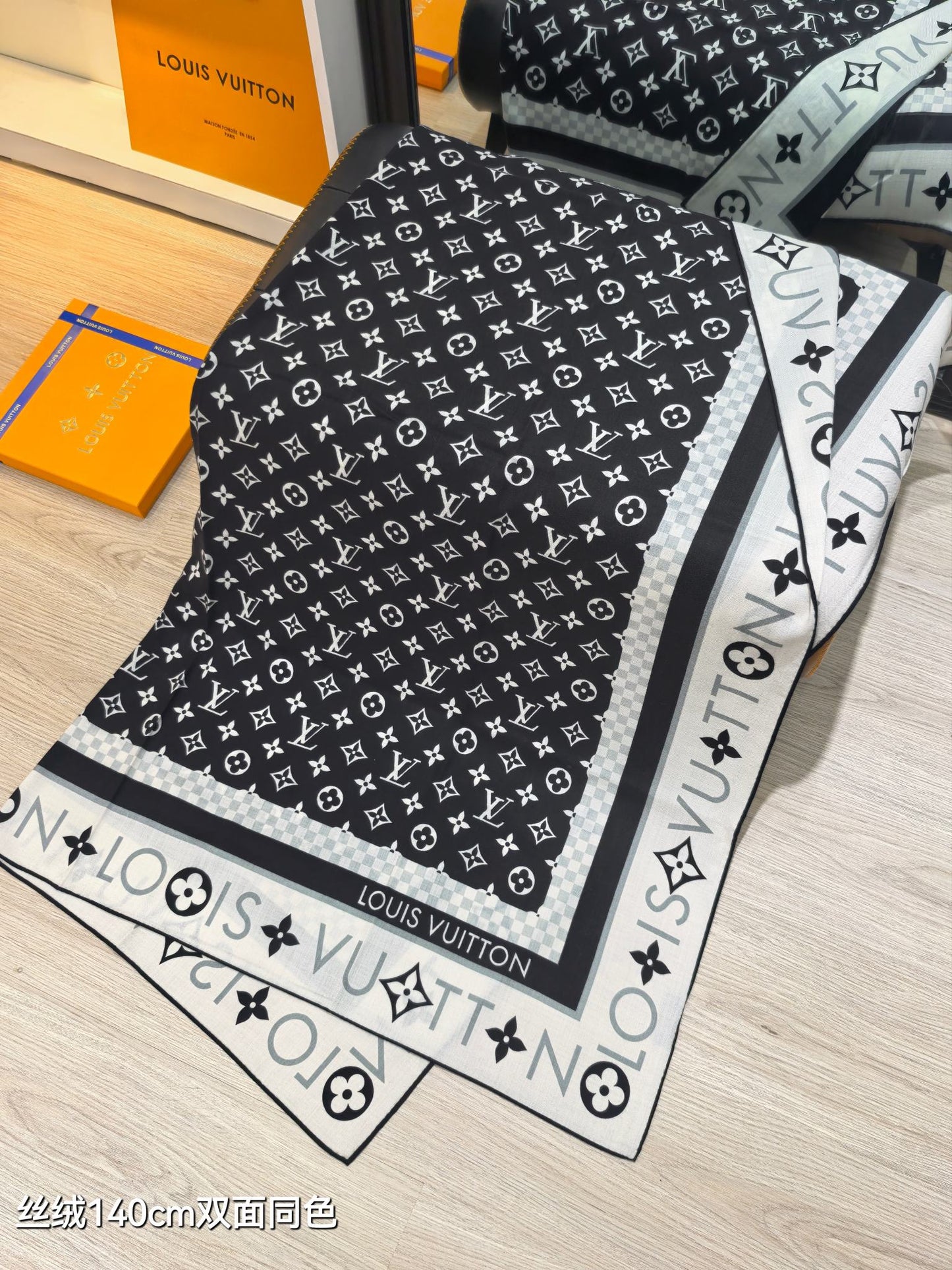 路L家-雙面同色 140x140cm 70%羊絨30%真絲