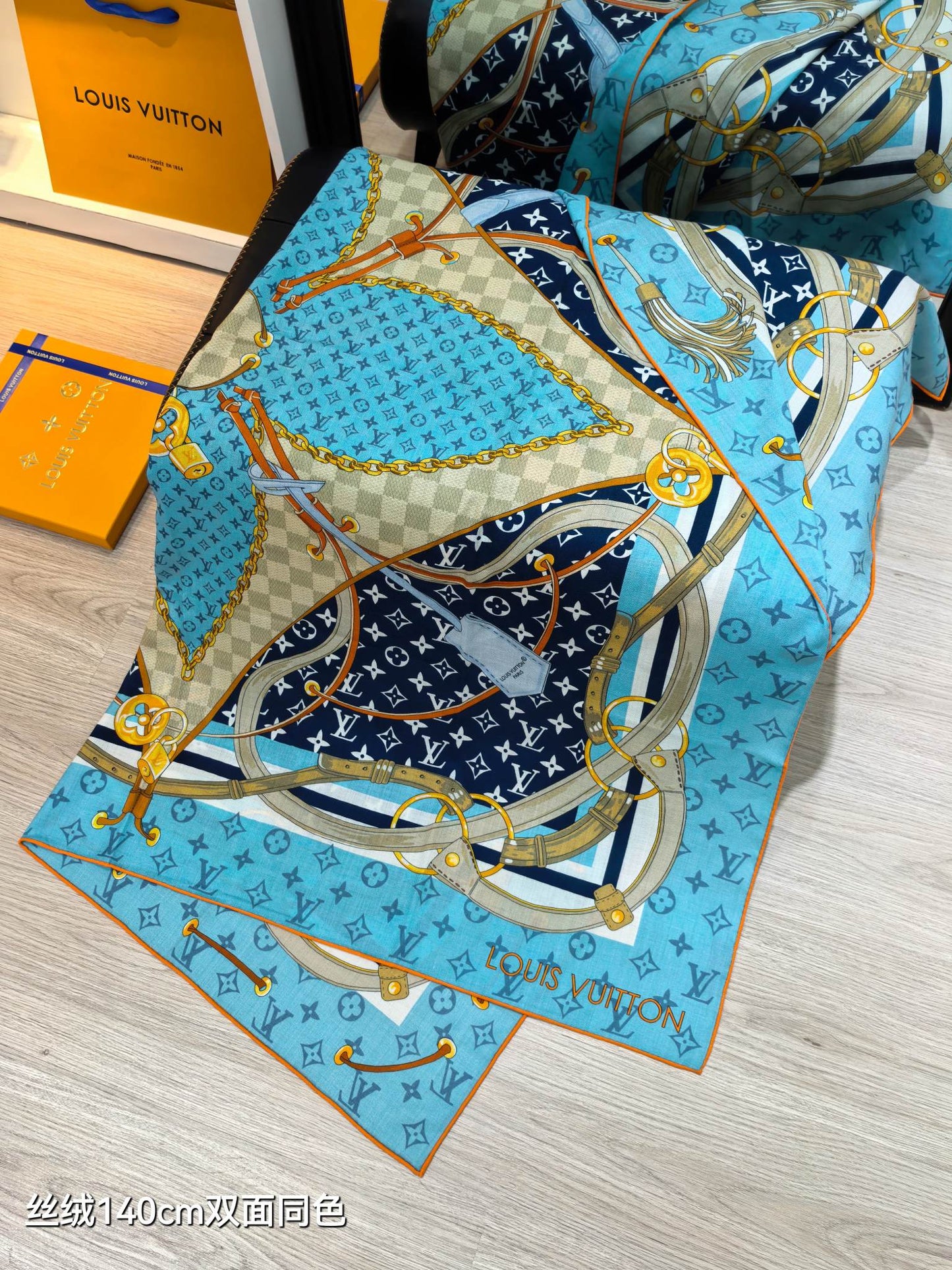路L家-雙面同色 140x140cm 70%羊絨30%真絲