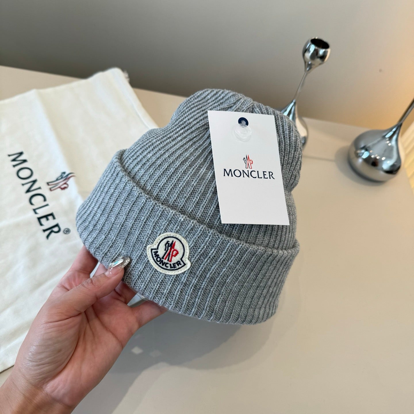 Moncler-霧藍色毛帽 經典百搭
