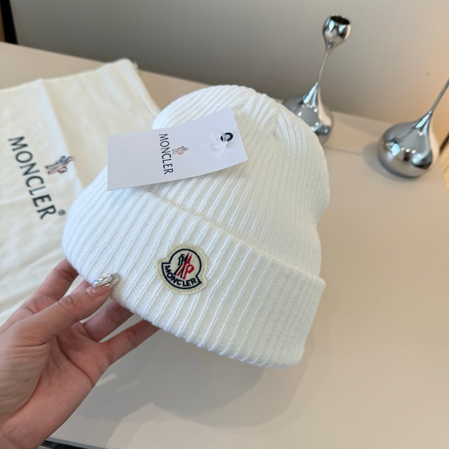 Moncler-經典毛帽百搭款-白色