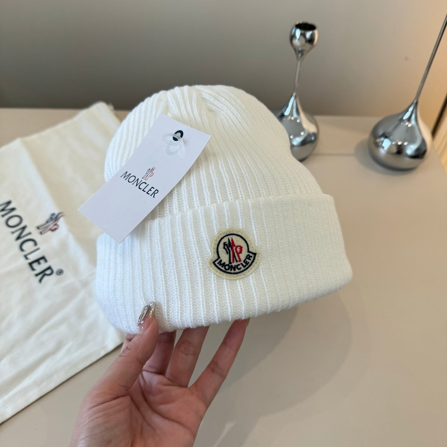 Moncler-經典毛帽百搭款-白色