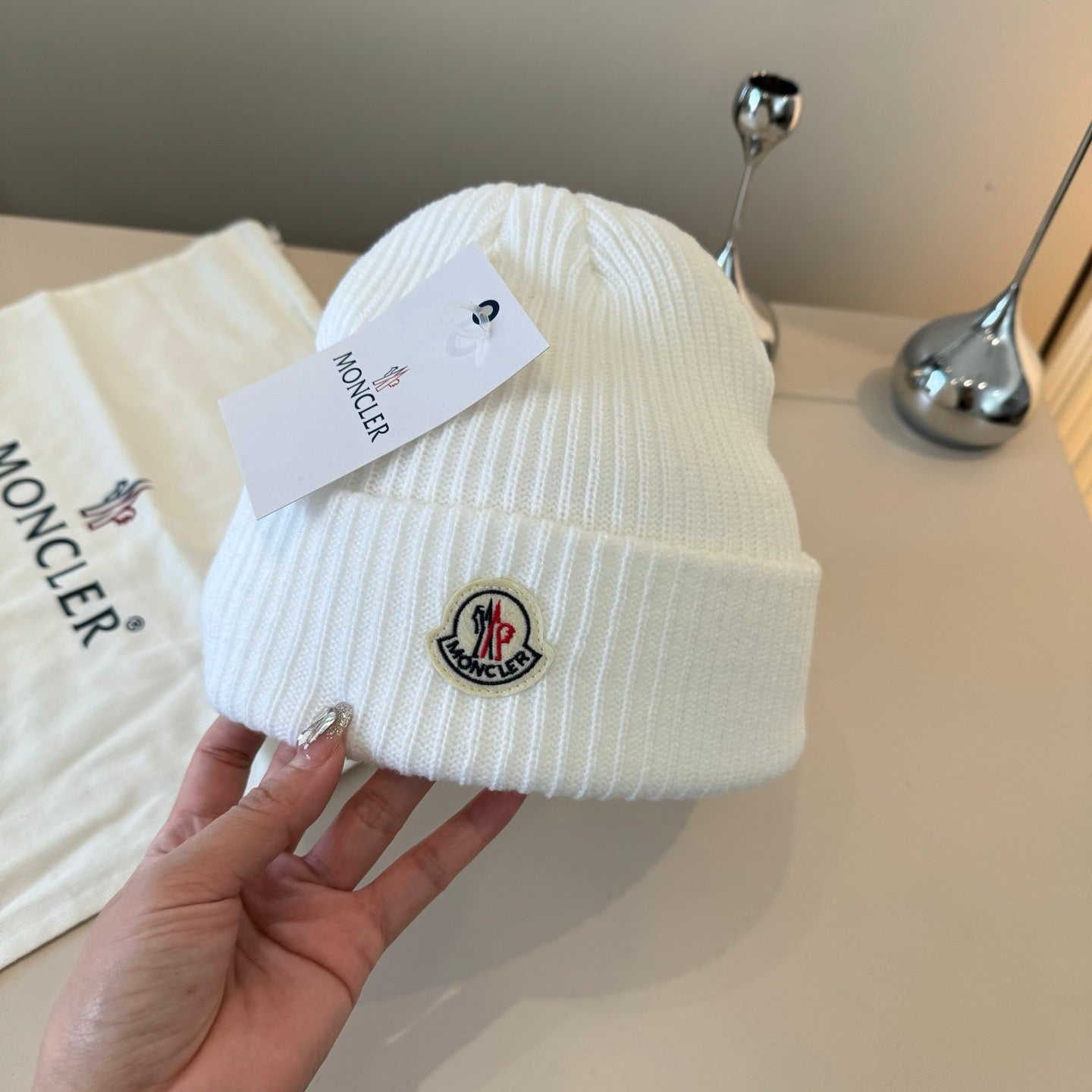 Moncler-經典毛帽百搭款-白色