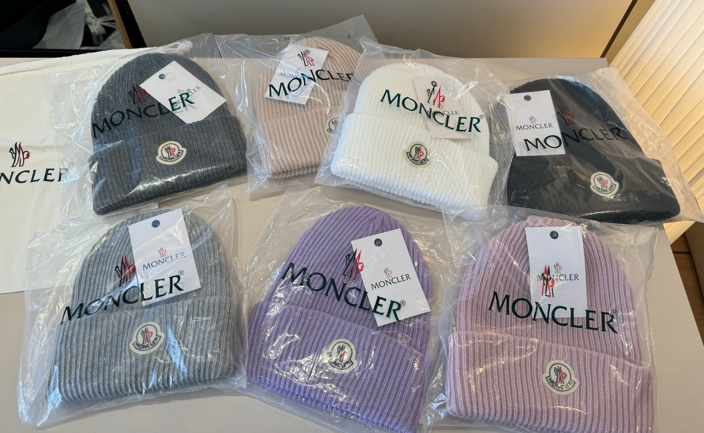 Moncler-經典毛帽百搭款-白色