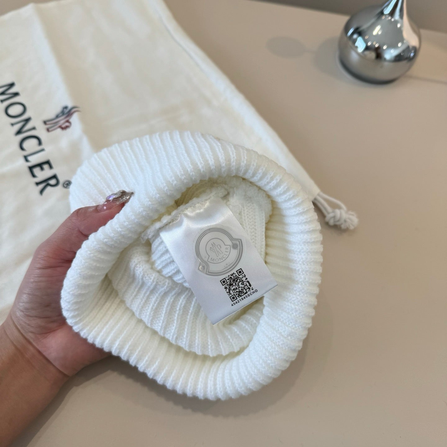 Moncler-經典毛帽百搭款-白色