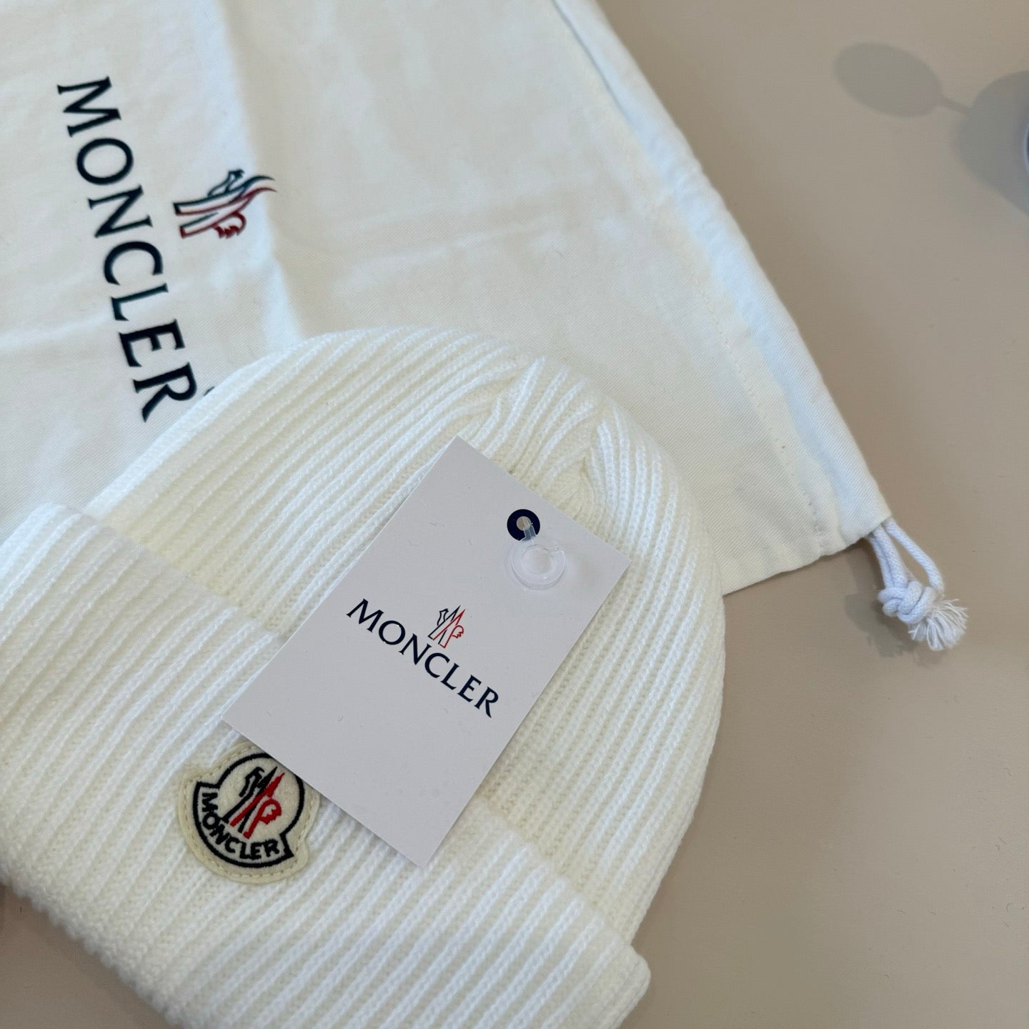Moncler-經典毛帽百搭款-白色