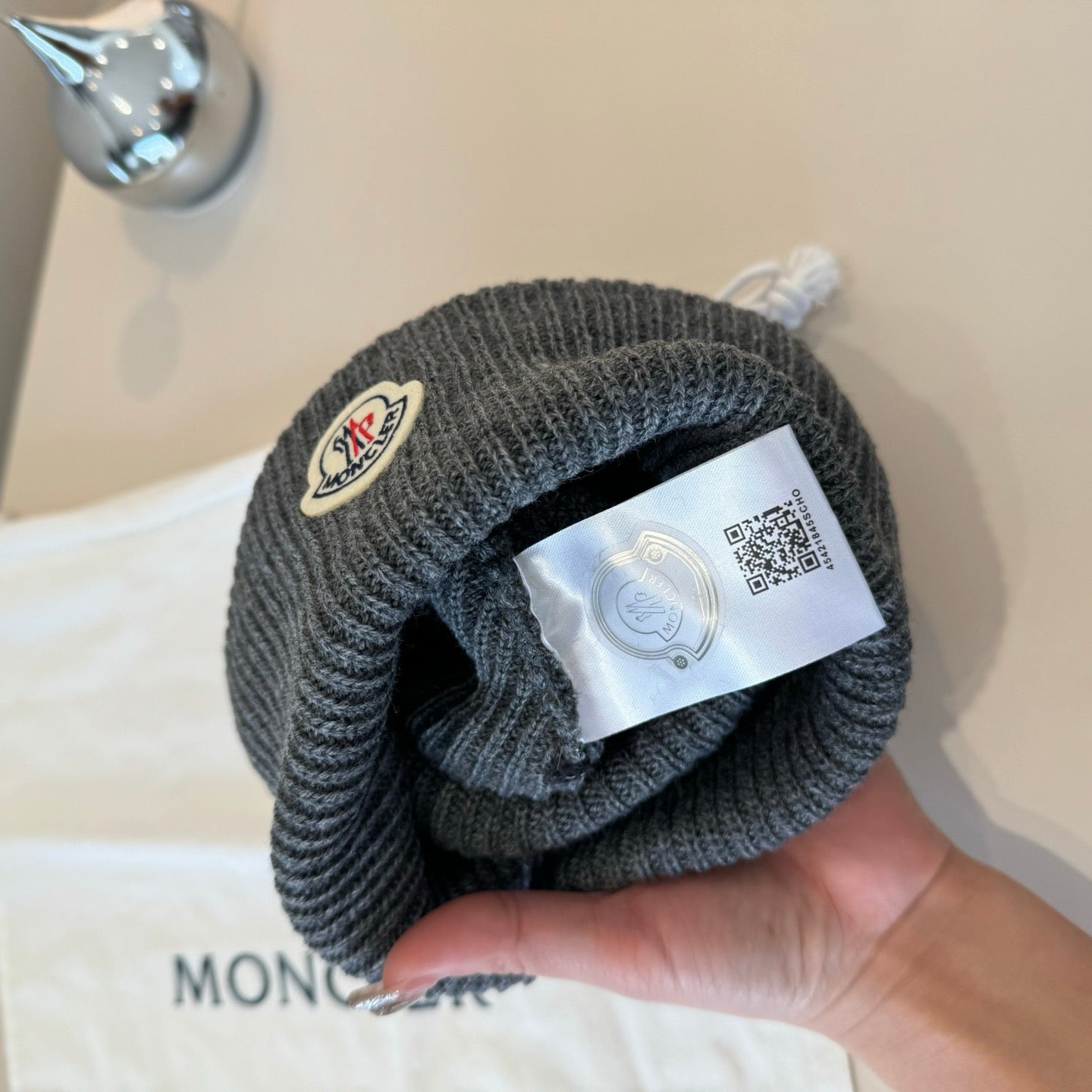 Moncler-經典毛帽百搭款-灰色