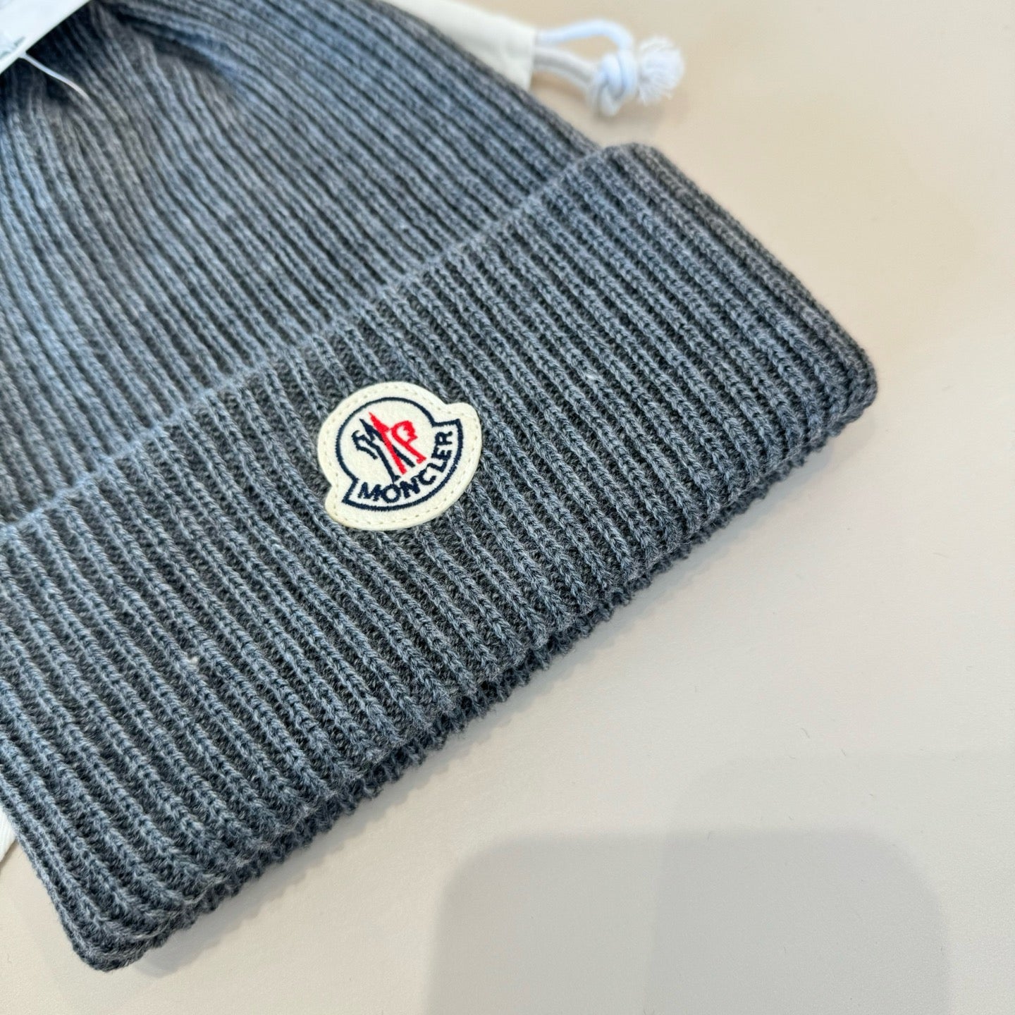 Moncler-經典毛帽百搭款-灰色
