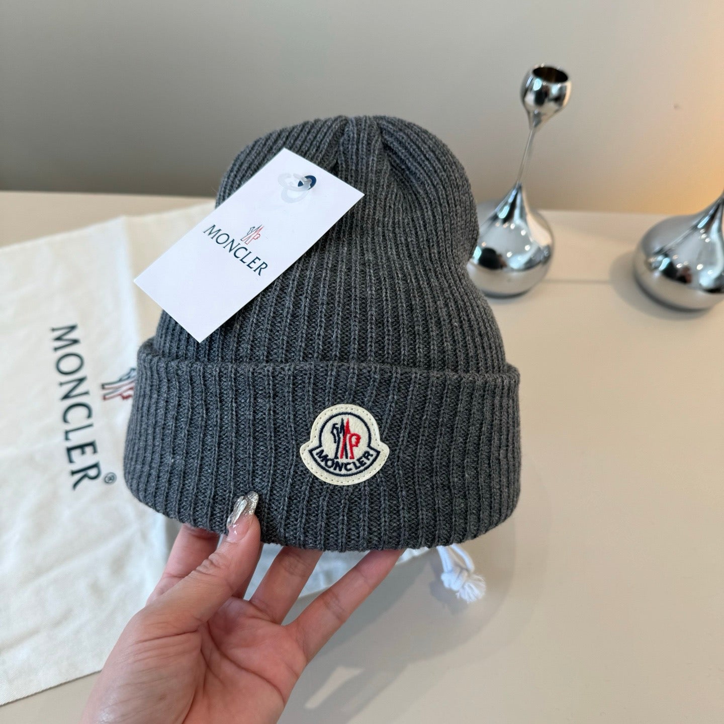 Moncler-經典毛帽百搭款-灰色