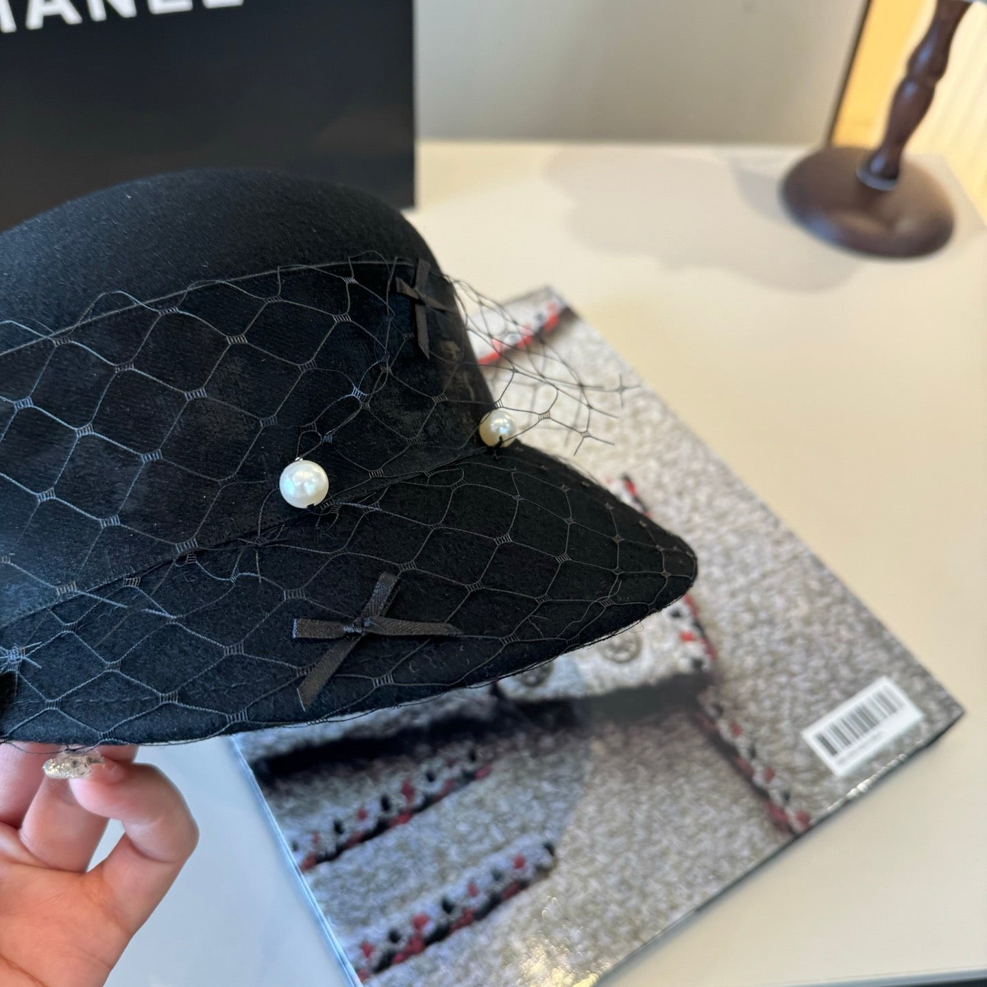 小香家-網紗羊毛鴨舌帽軍帽 洗水皮帽簷-黑