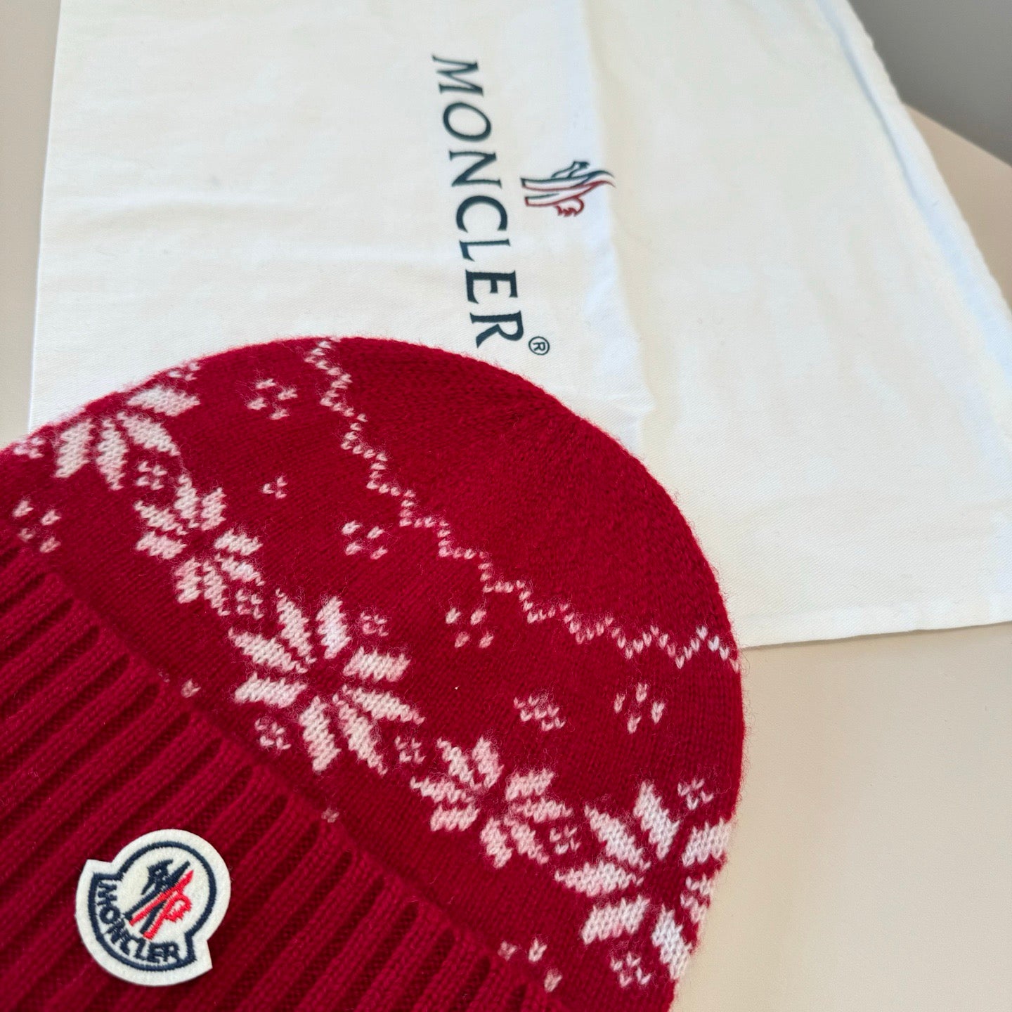 Moncler-新款毛帽-紅色