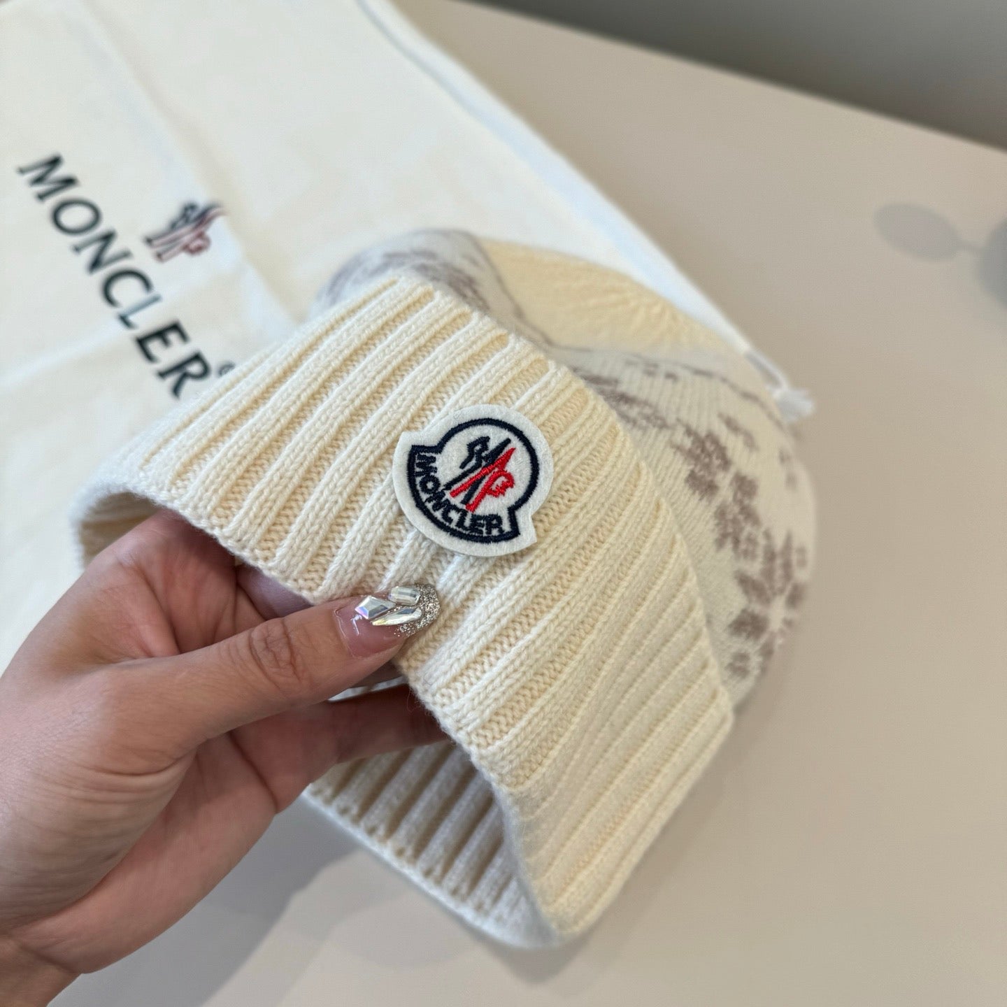 Moncler-新款毛帽-白色