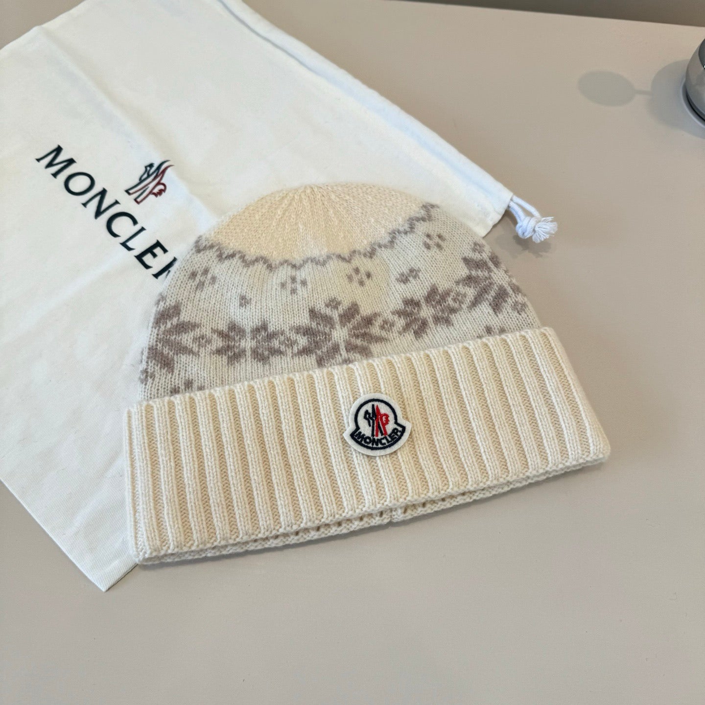 Moncler-新款毛帽-白色