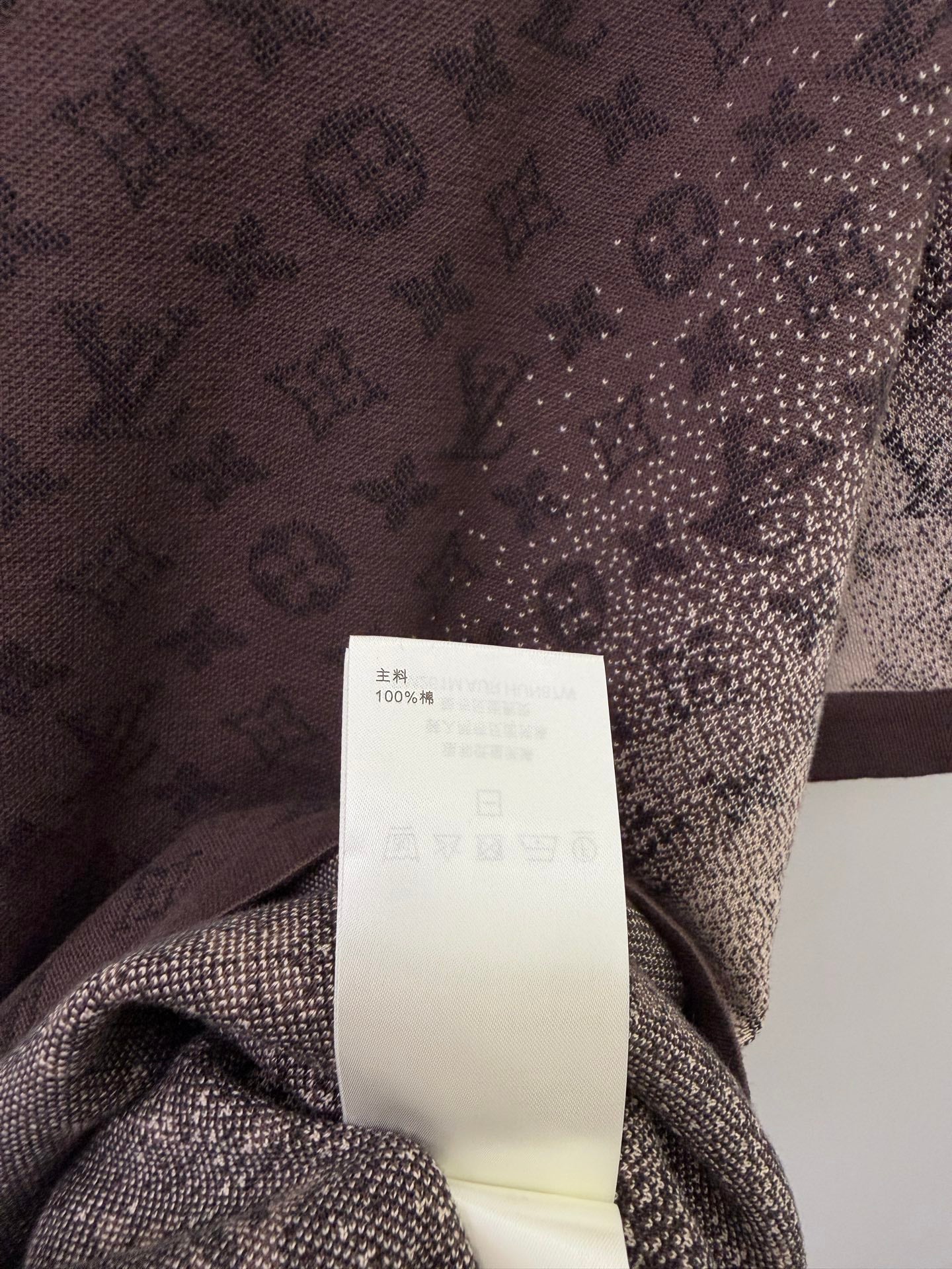 路L家-短袖棕色漸層字母印花圓領
