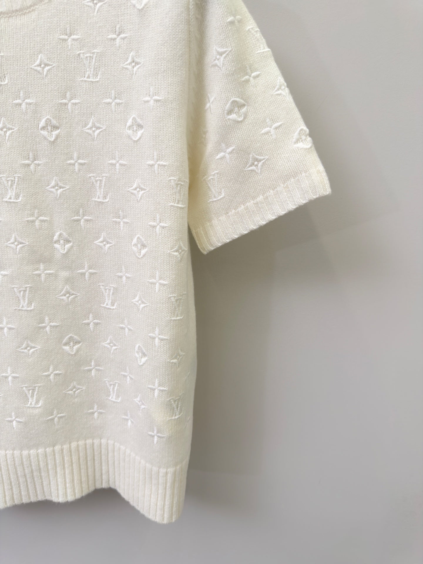 路L家-滿身刺繡logo針織短袖