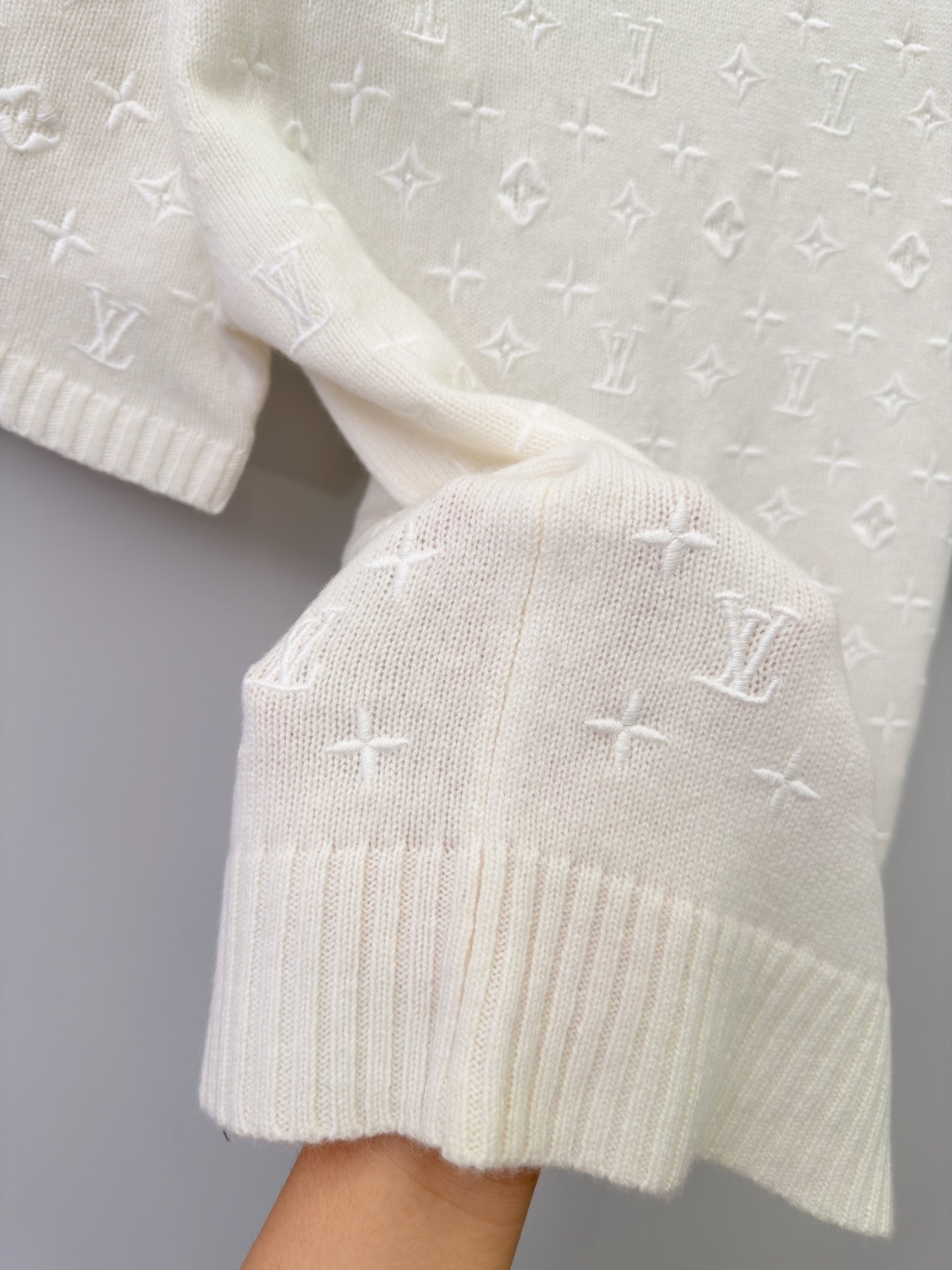路L家-滿身刺繡logo針織短袖