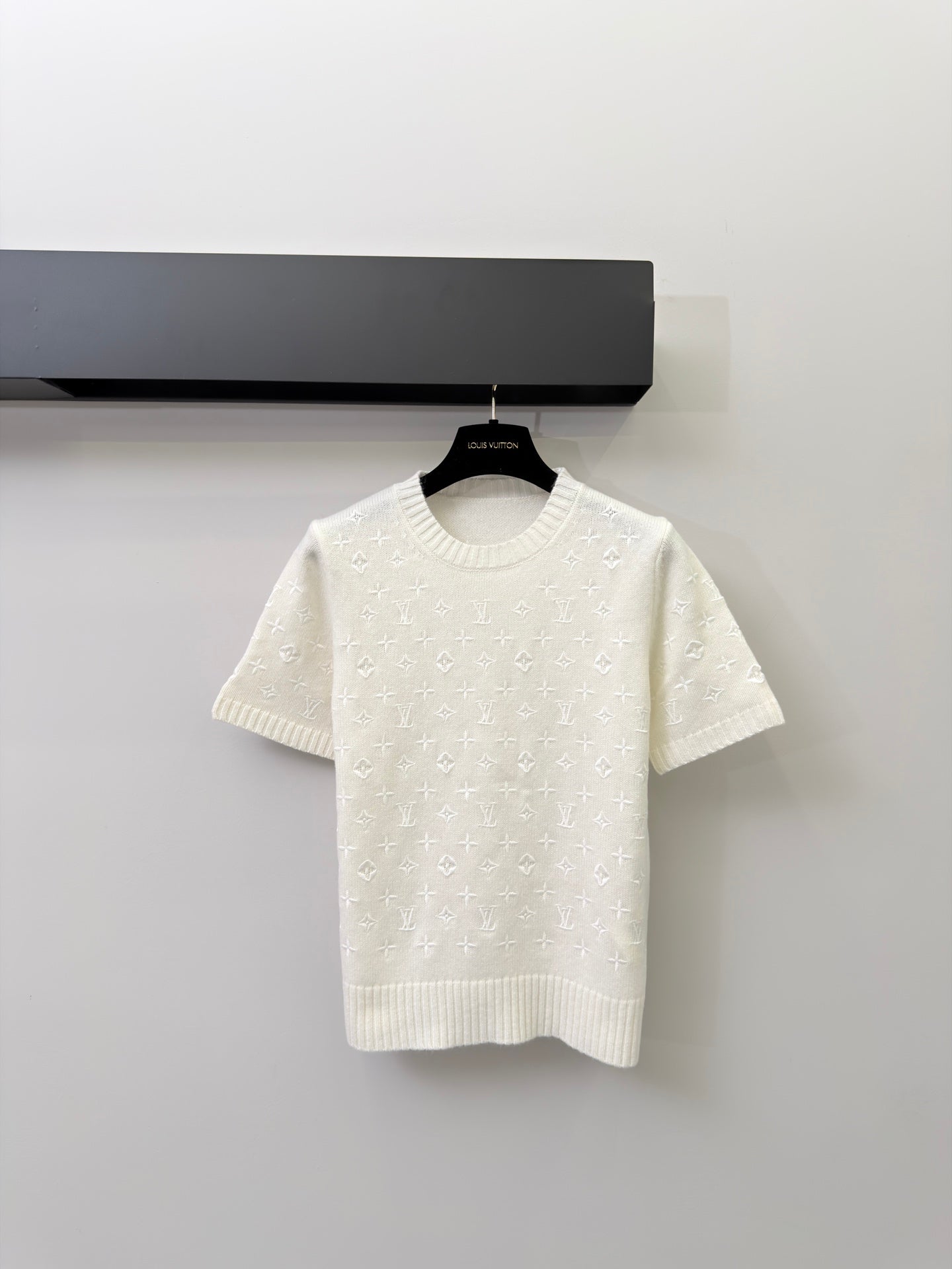 路L家-滿身刺繡logo針織短袖