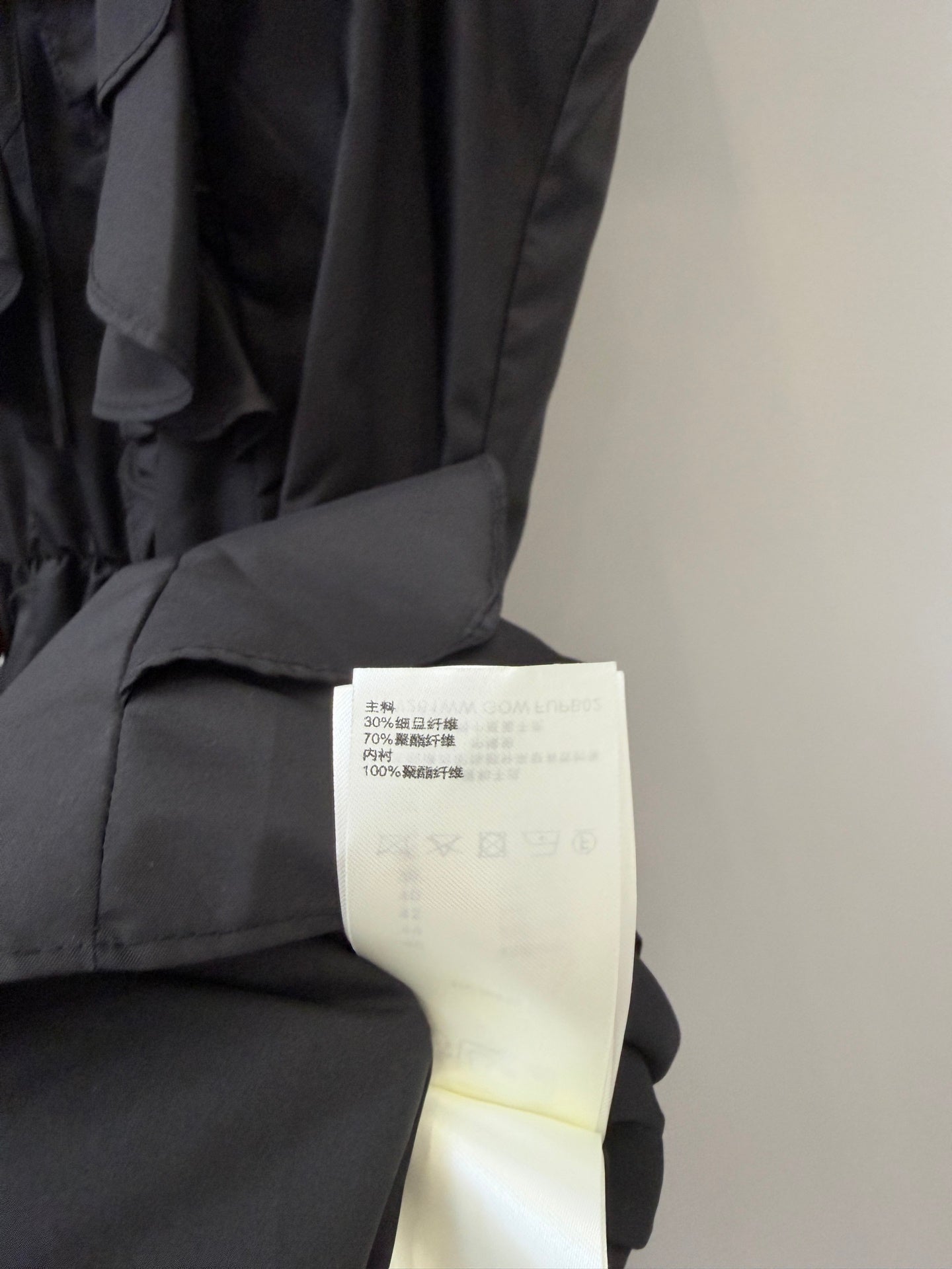 路L家-荷葉邊圓領拉鍊黑色無袖連身裙