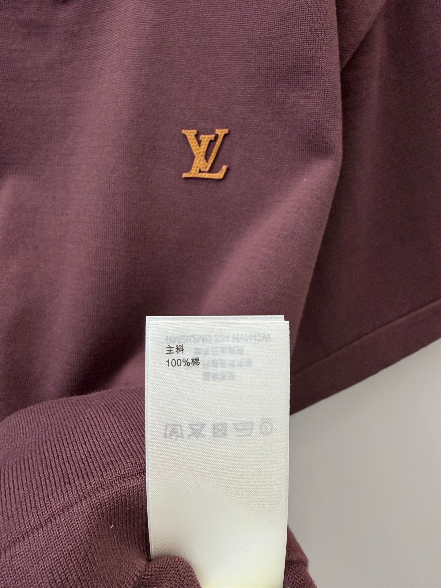 路L家-皮革字母標棉質圓領上衣 酒紅色