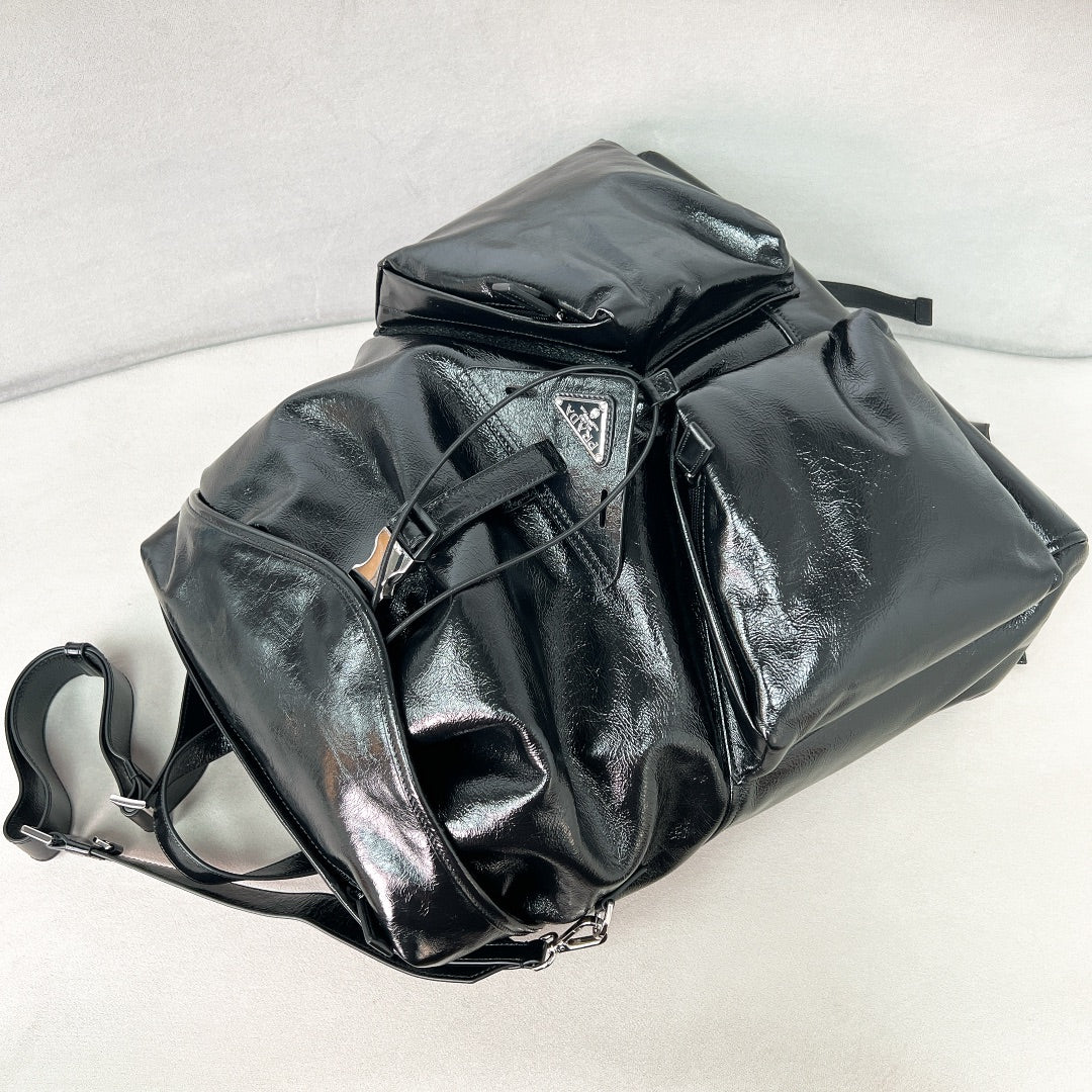 普P家-2VZ108 雙肩包 漆皮黑