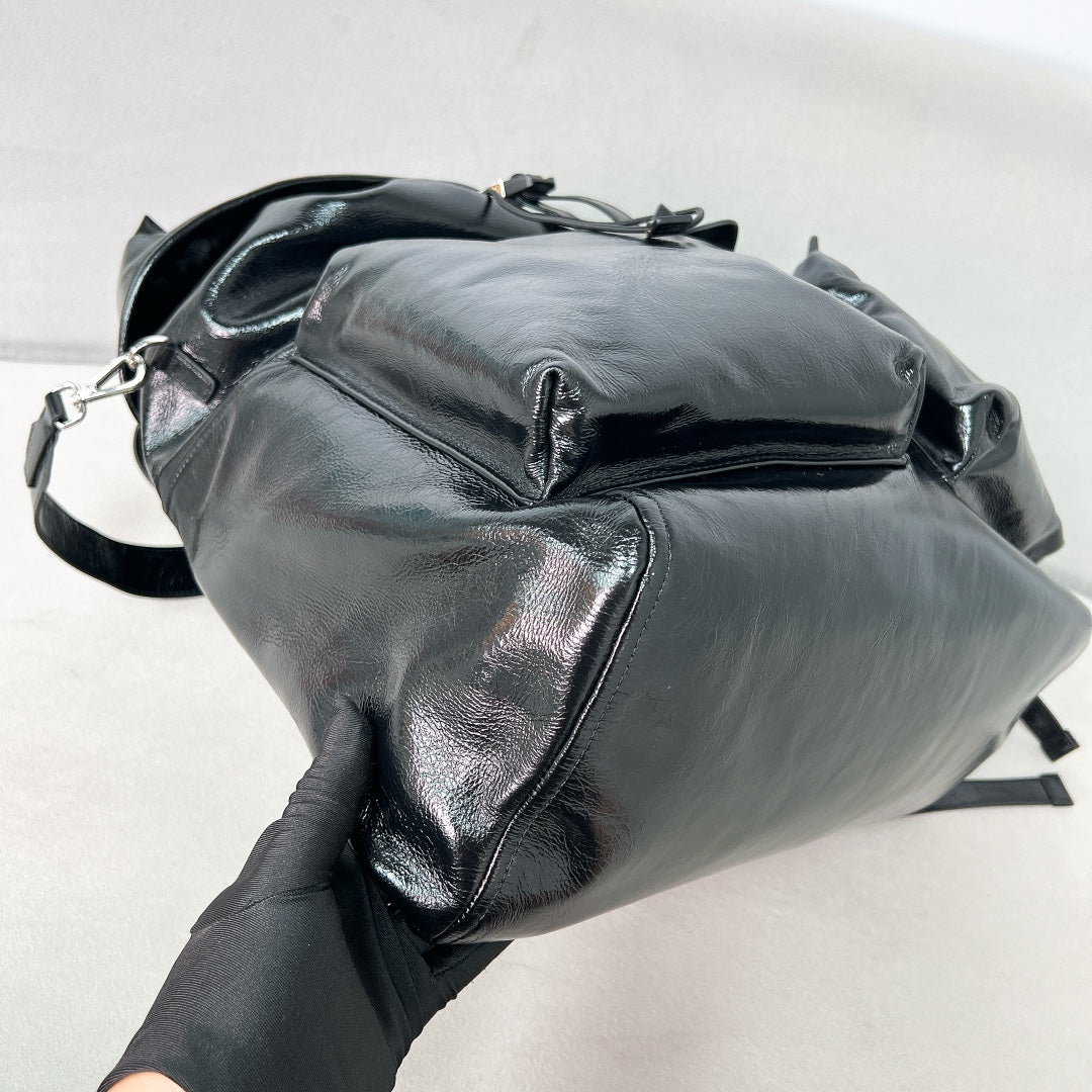 普P家-2VZ108 雙肩包 漆皮黑
