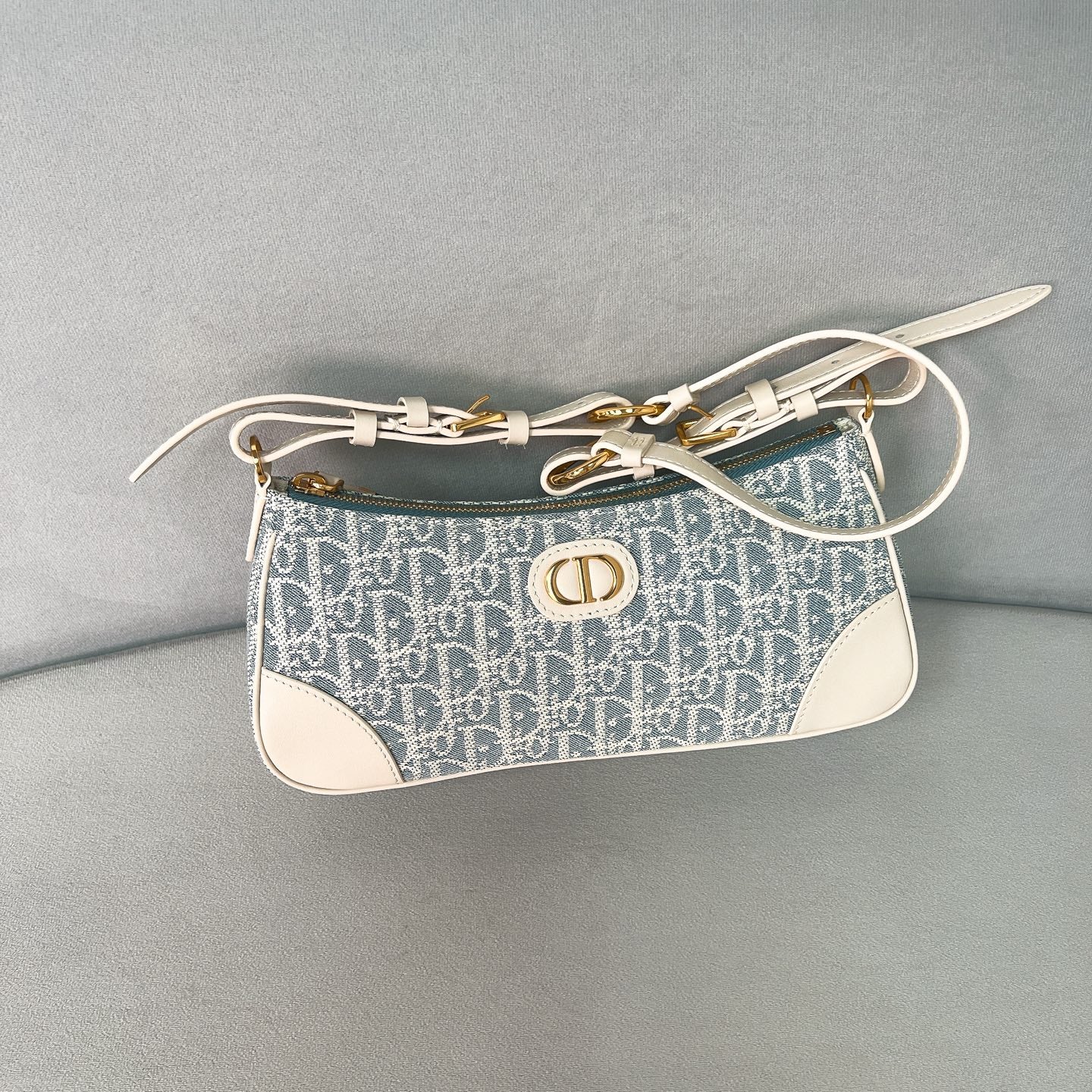 迪D家-30Montaigne Wanderlust hobo 淺藍色