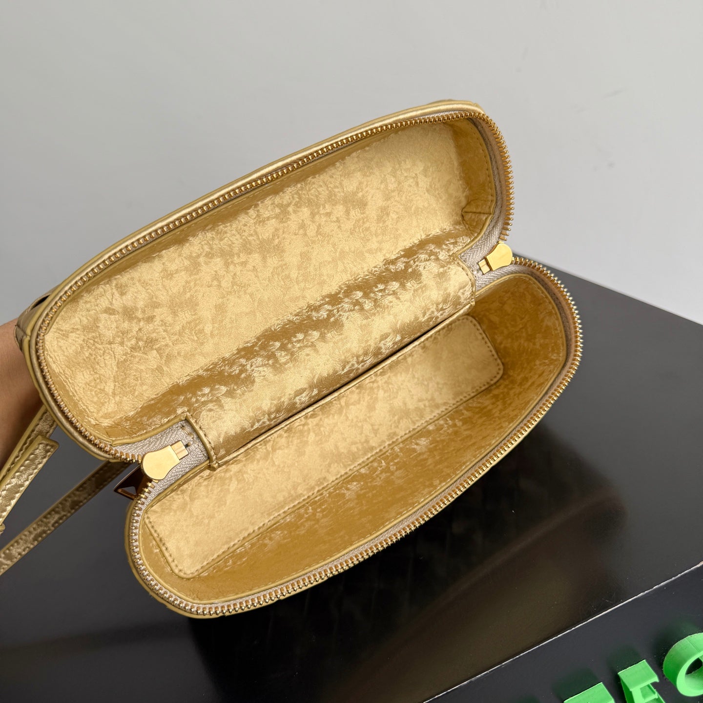B編織-編織拉鍊斜挎化妝包 斑駁金色