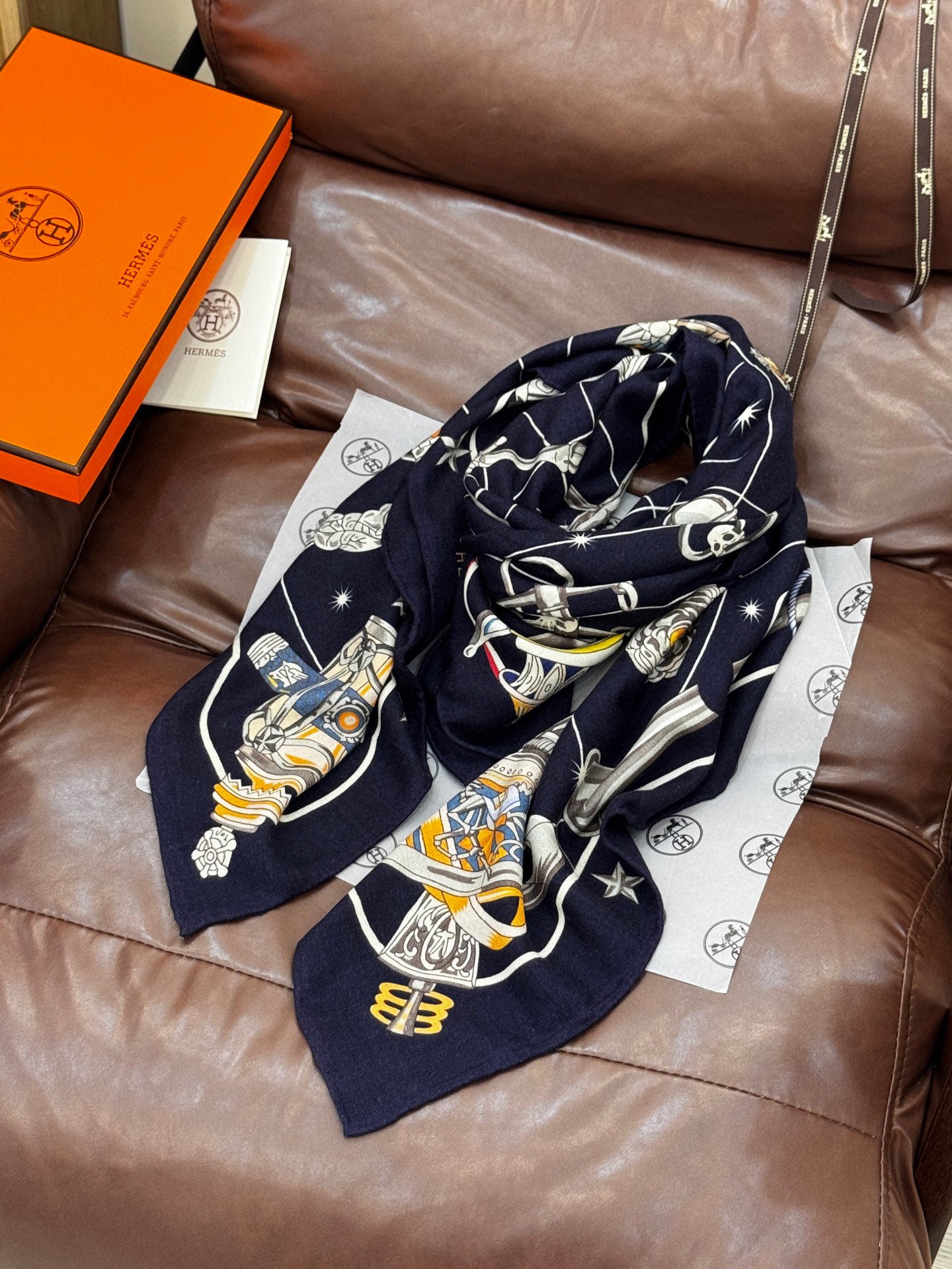 小愛款-絨雙面同色披肩 140*140 手工捲邊絲絨方巾