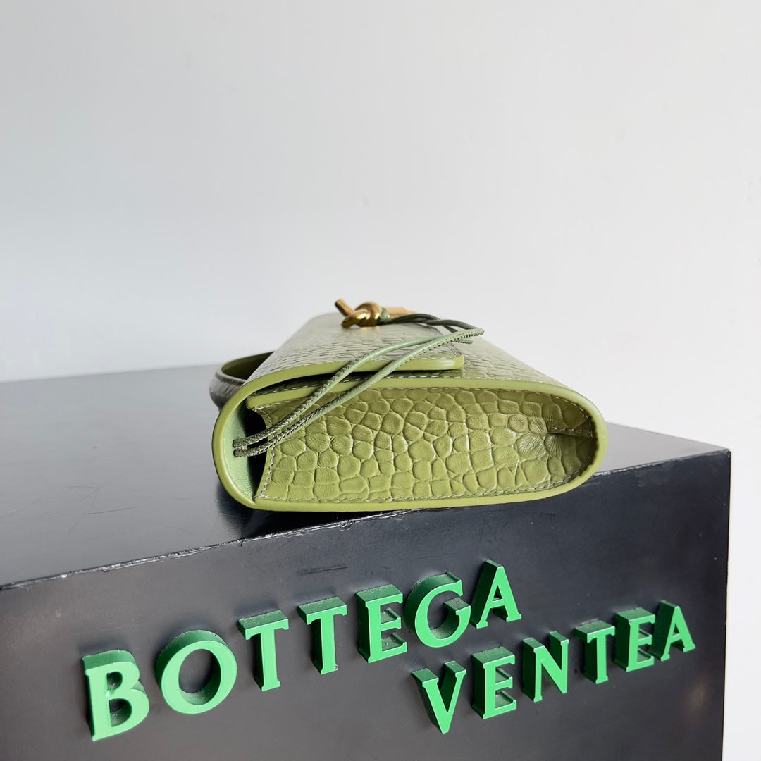 B編織- Veneta扭結扣手拿包 茶葉綠