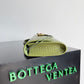 B編織- Veneta扭結扣手拿包 茶葉綠
