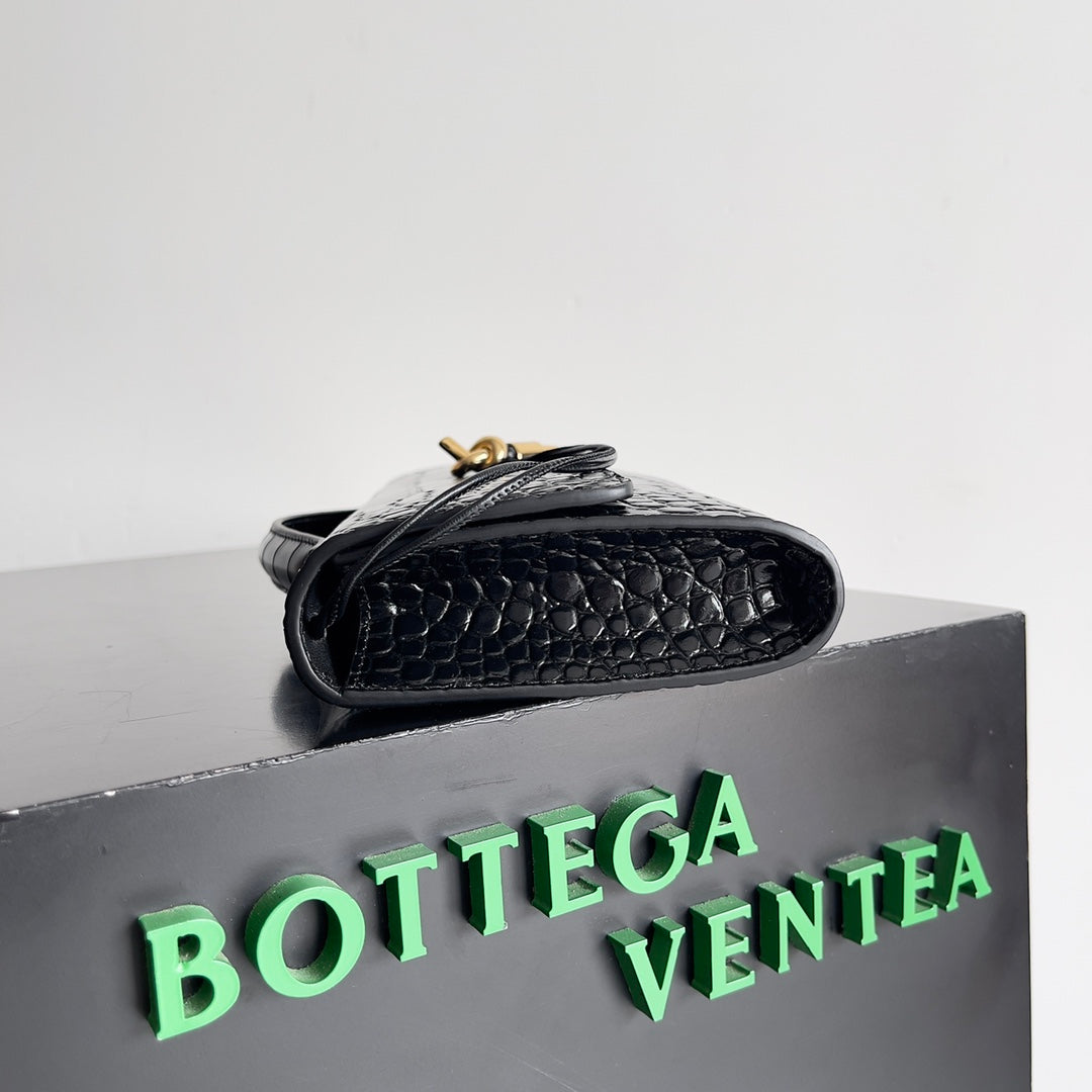 B編織- Veneta扭結扣手拿包 黑色