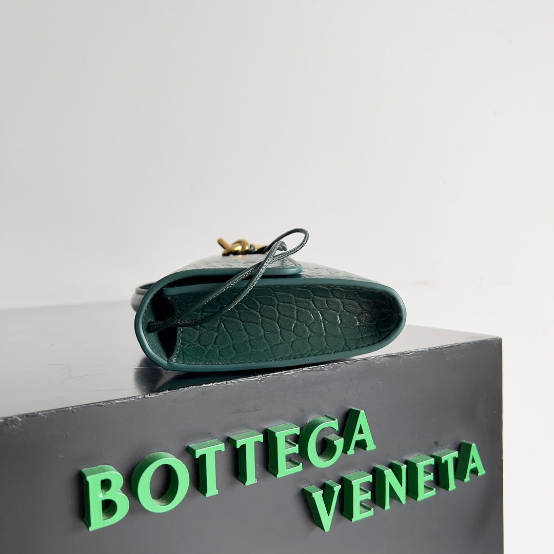 B編織- Veneta扭結扣手拿包 祖母綠