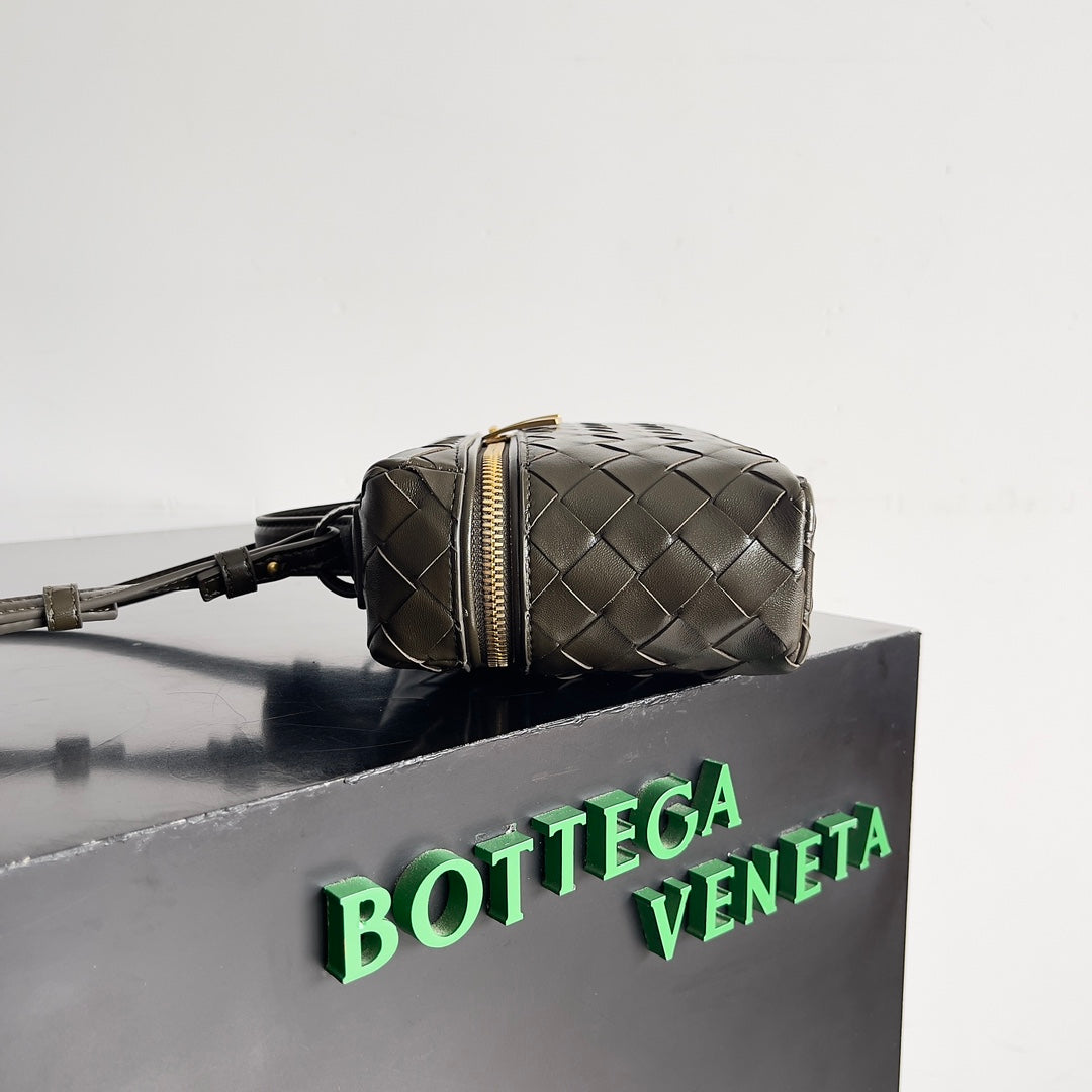 B編織-編織拉鍊斜挎化妝包 深棕色